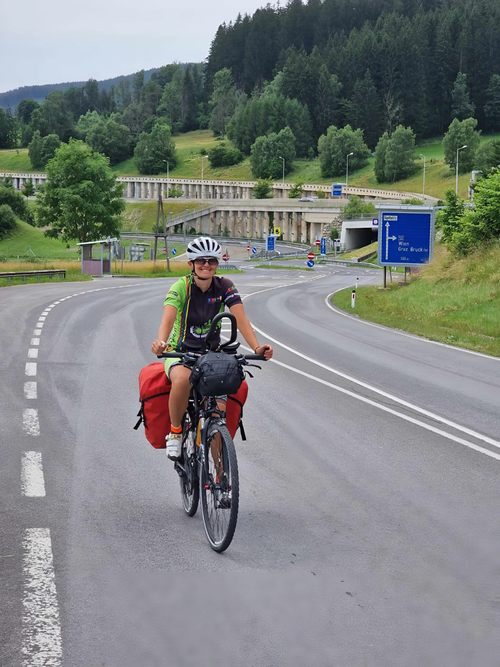 Fot. archiwum prywatne Anny Guzek kobieta na rowerze z sakwami