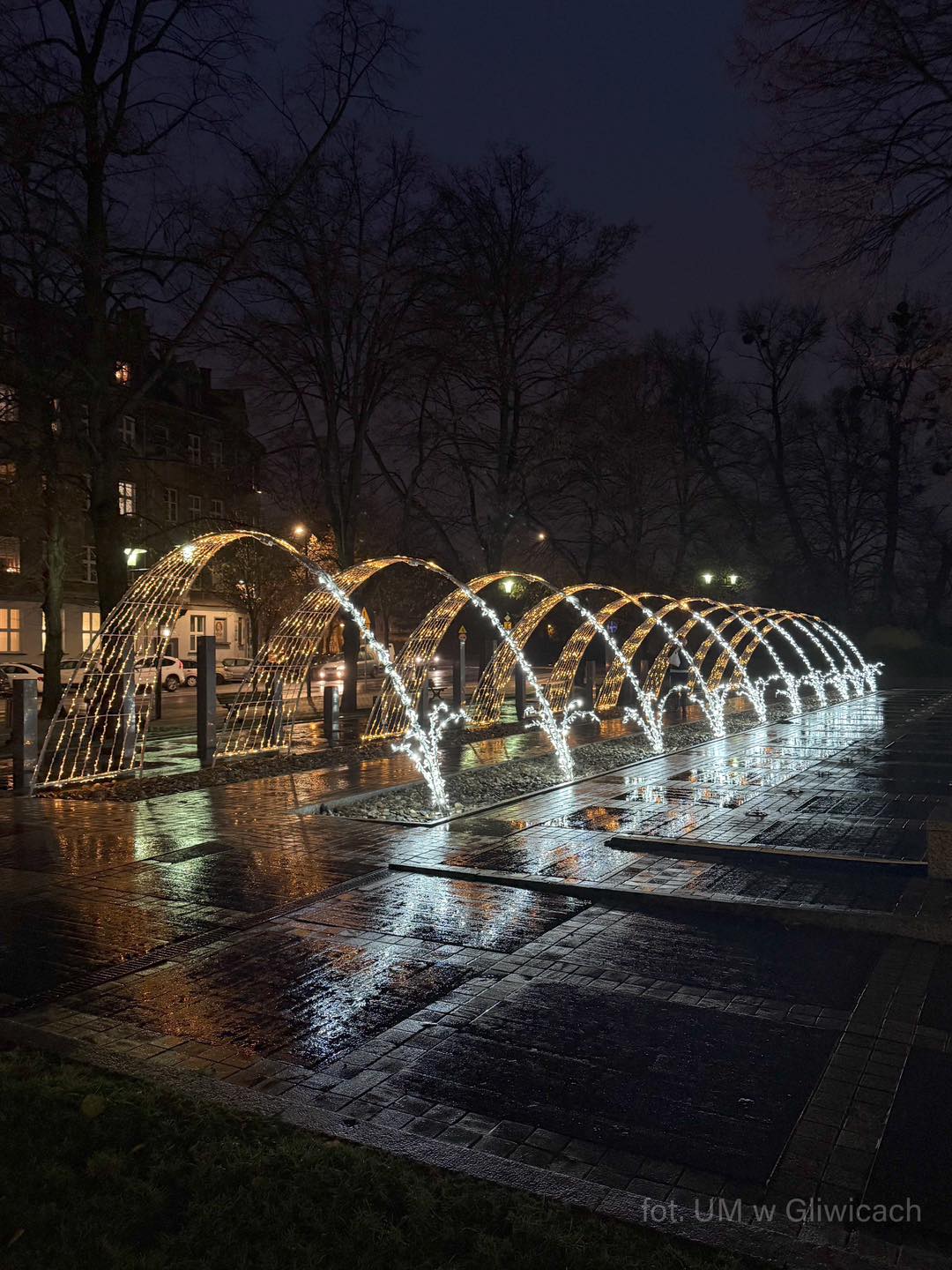 Zdjęcie archiwalne. Fot. UM Gliwice fontanna na placu Piłsudskiego tryskająca wodą, wieczorową porą