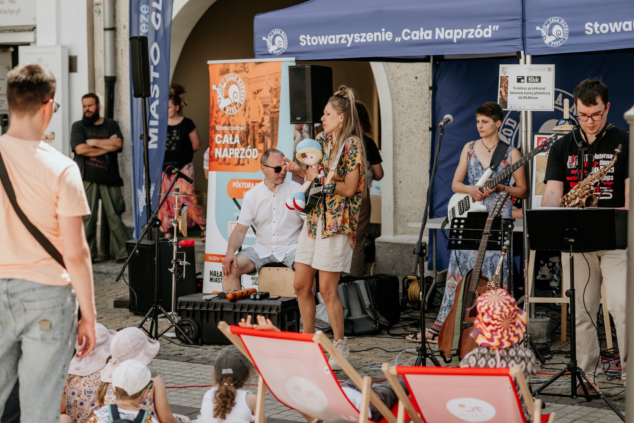 Fot. K.Sielawa/Cała Naprzód ludzie przy mikrofonach i osoby przyglądające się występom na Rynku