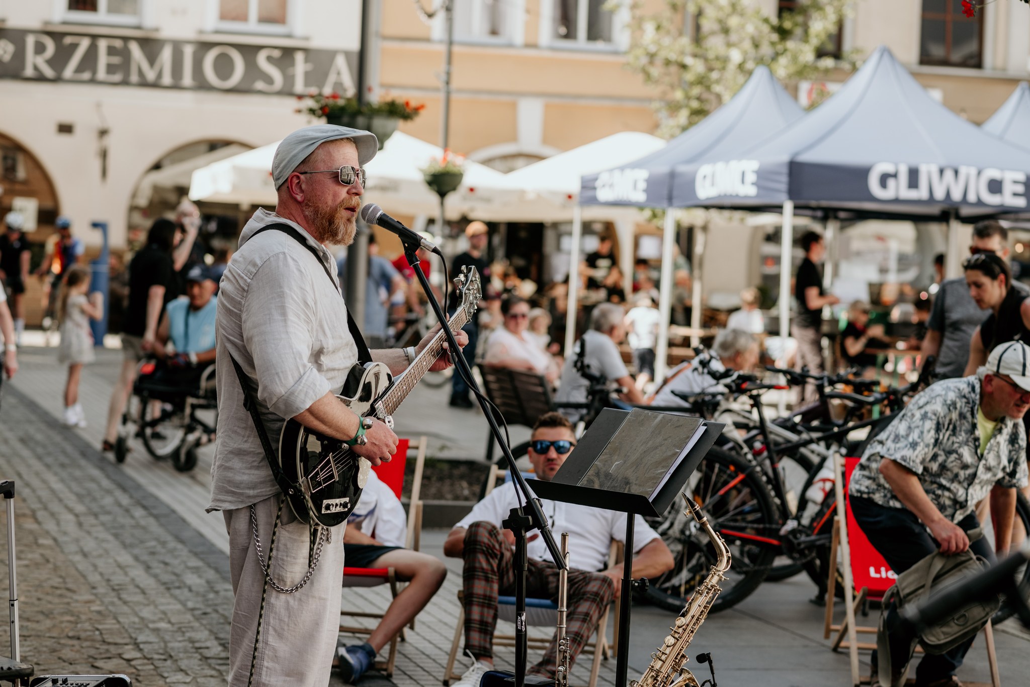 Fot. K.Sielawa/Cała Naprzód człowiek gra na gitarze, inni ludzie się patrzą
