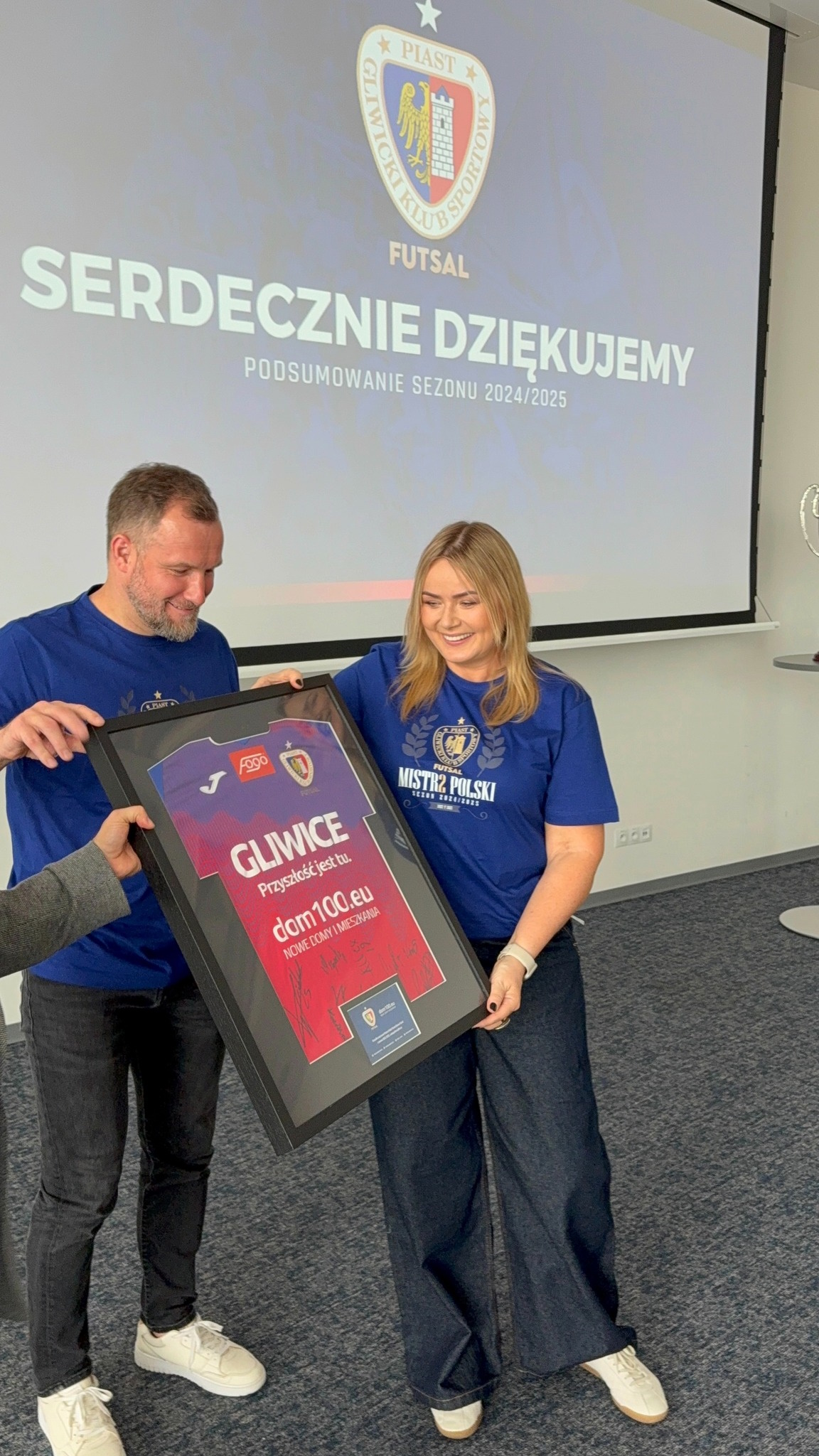 Fot. M. Buksa/ UM w Gliwicach Prezydent Gliwic odbierająca koszulkę z autografami