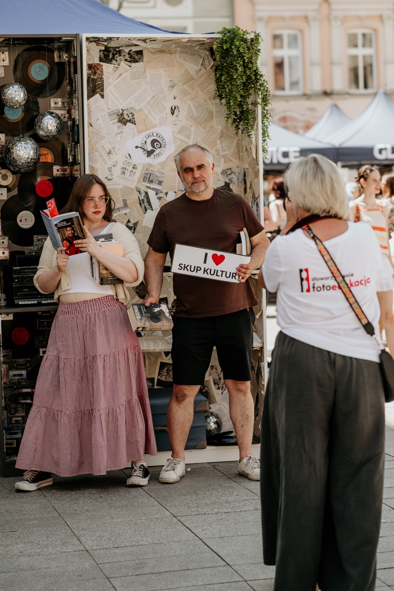 Fot. K.Sielawa/Cała Naprzód kobieta i mężczyzna trzymają napis i love skup kultury