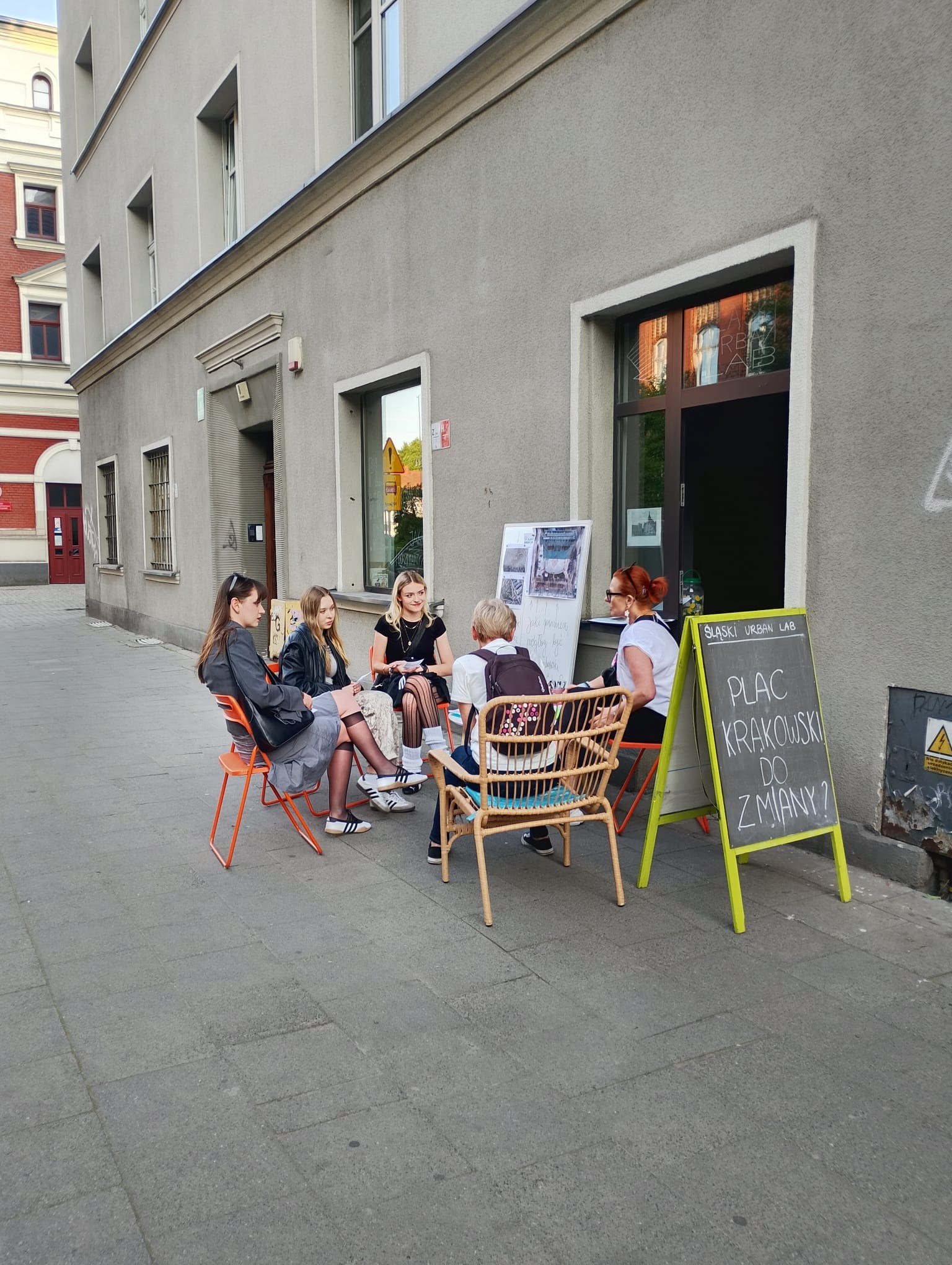 fot. Śląski Urban Lab budynek, mężczyźni i kobiety