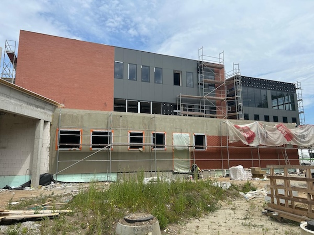 fot. mat. Technopark Gliwice budynek, trawnik