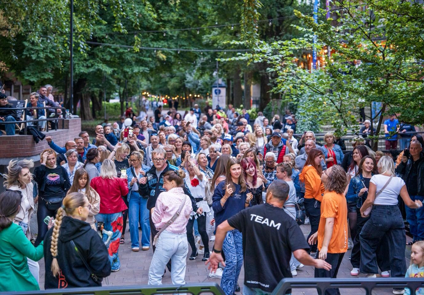 Fot. G. Ożga/UM w Gliwicach Ludzie tańczą na alei Przyjaźni