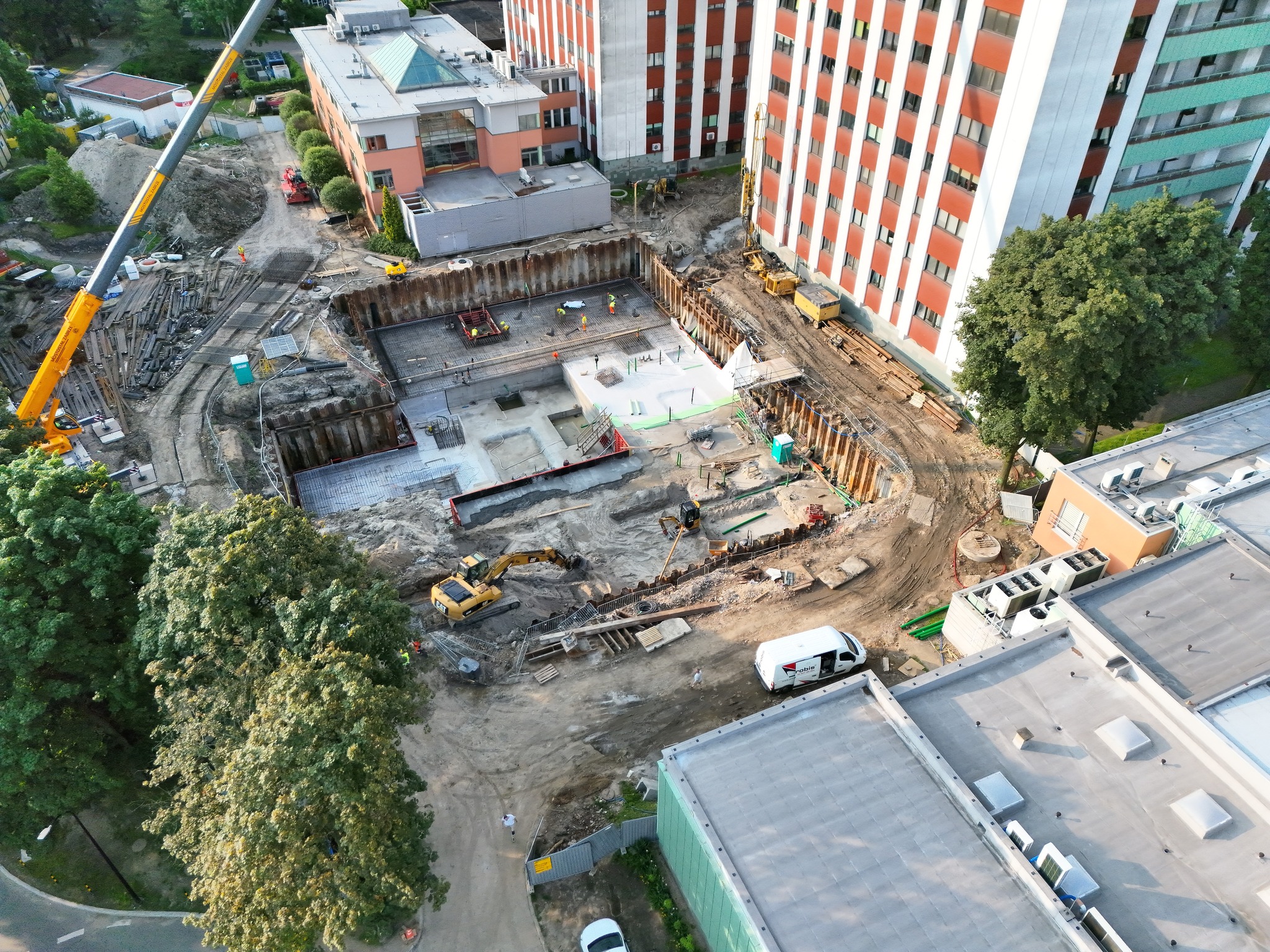 fot. mat. NIO–PIB Gliwice plac budowy, beton, robotnicy, budynki