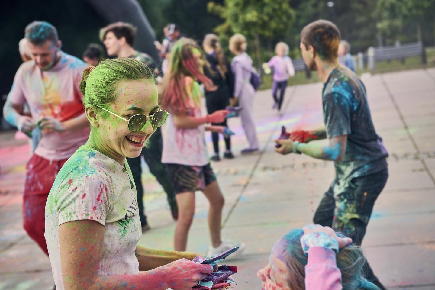 Fot. materiały PreZero Areny Gliwice Ludzie bawią się na festiwalu kolorów