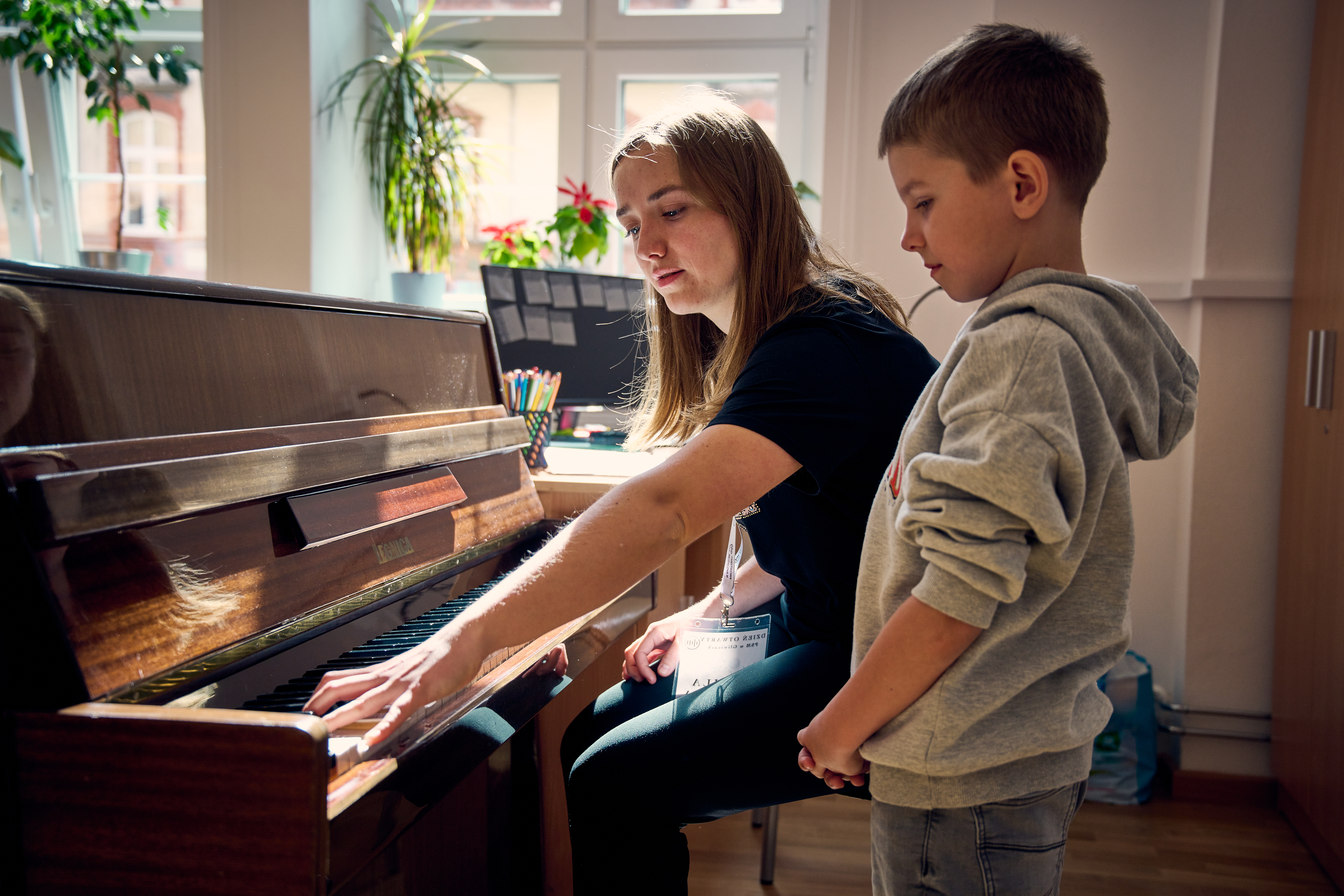Kobieta i dziecko przy pianinie