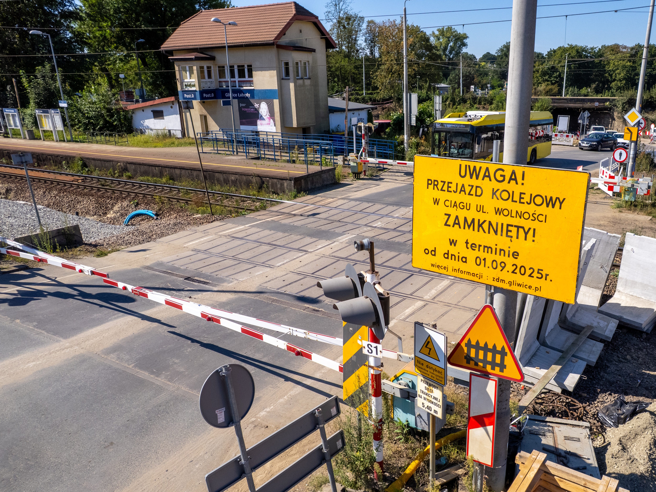 fot. F. Zobawa/UM Gliwice Zdjęcie przejazdu kolejowego z tablicą informującą o planowanym zamknięciu