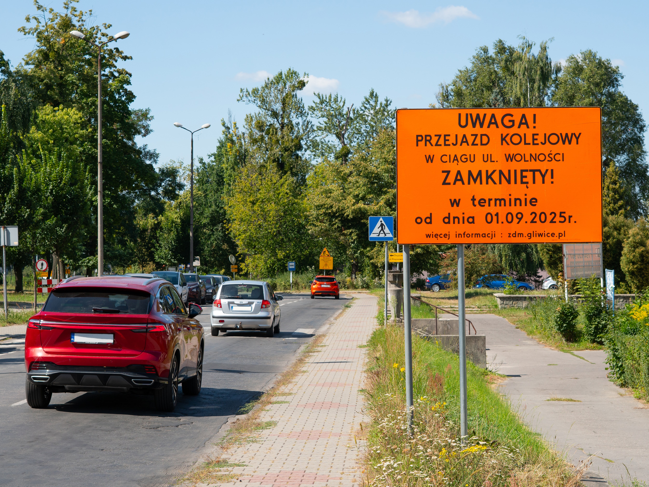 fot. F. Zobawa/UM Gliwice Zdjęcie ulicy ze znakiem informującym o zamknięciu przejazdu