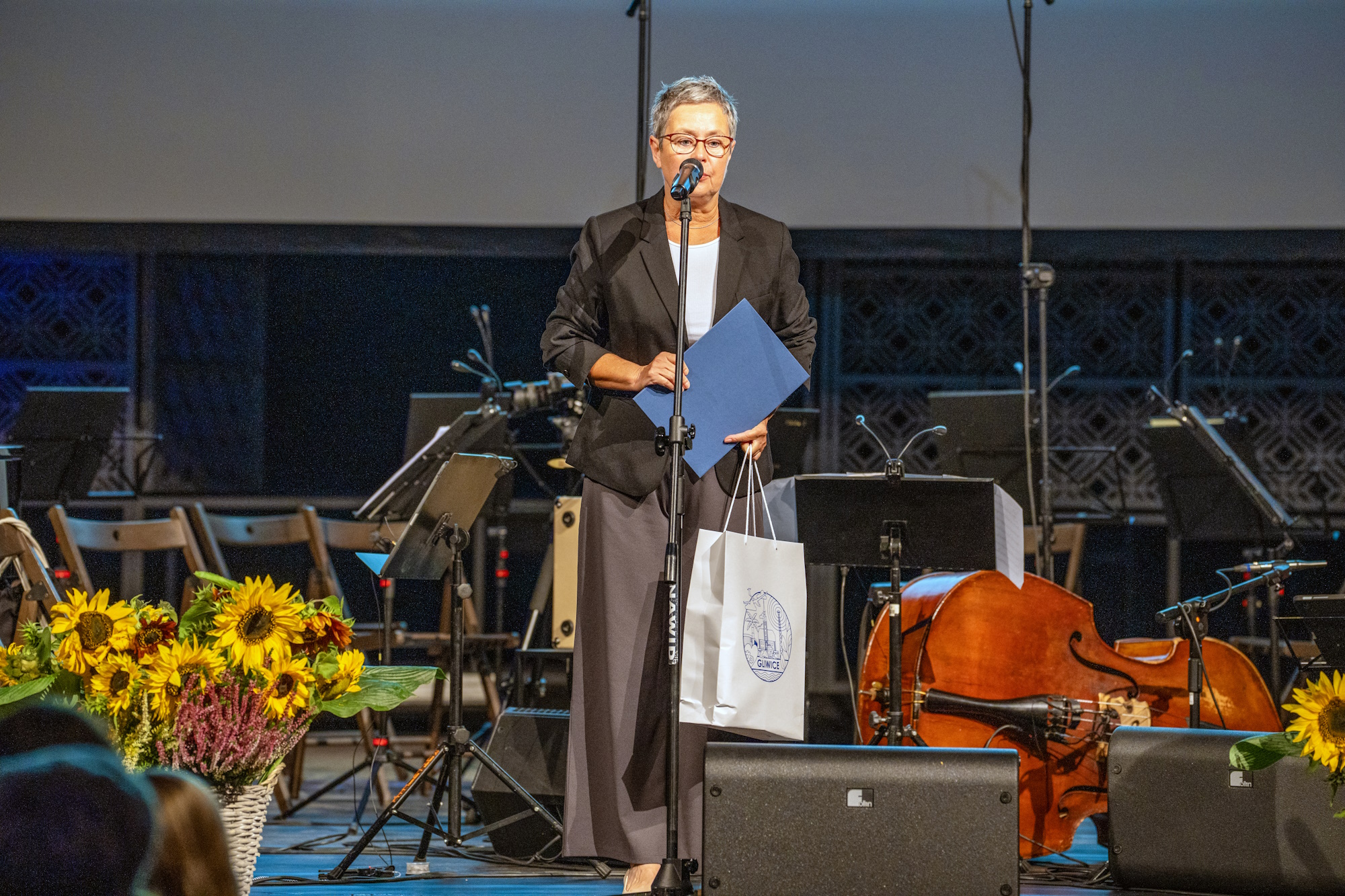 Fot. G. Ożga/UM w Gliwicach Laureatka na scenie mówi do mikrofonu