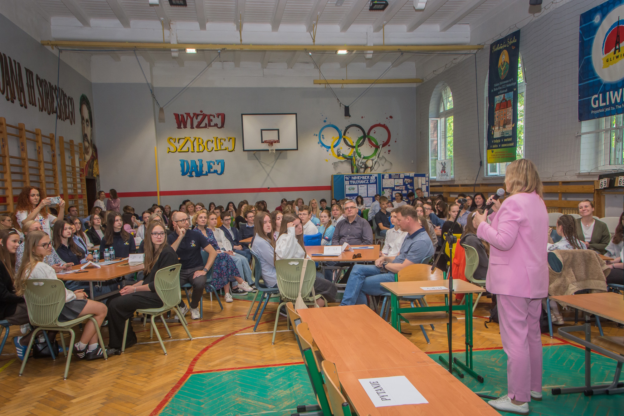 Z. Daniec/UM w Gliwicach Prezydent mówiąca do uczniów