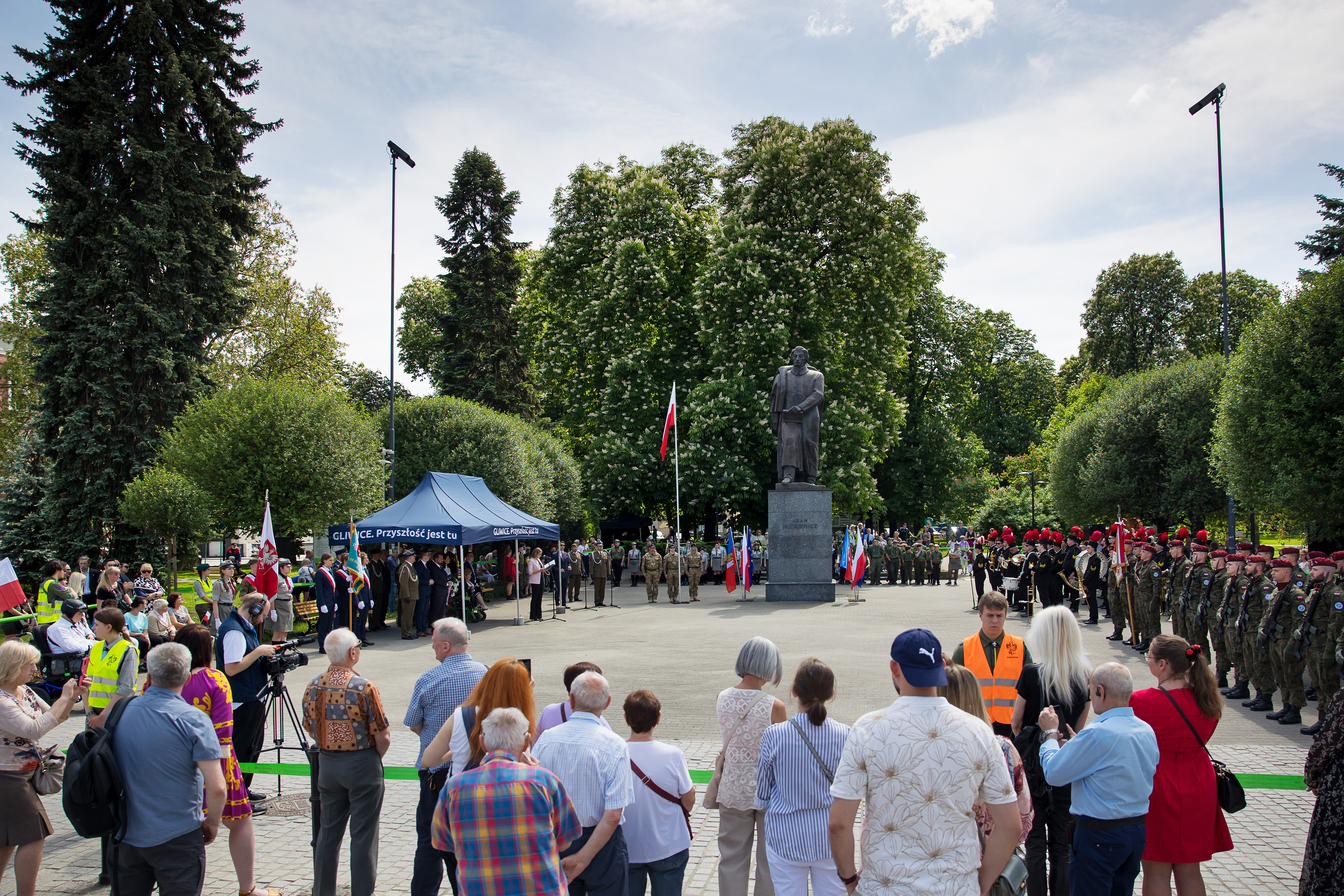 Goście zebrani na placu Mickiewicza