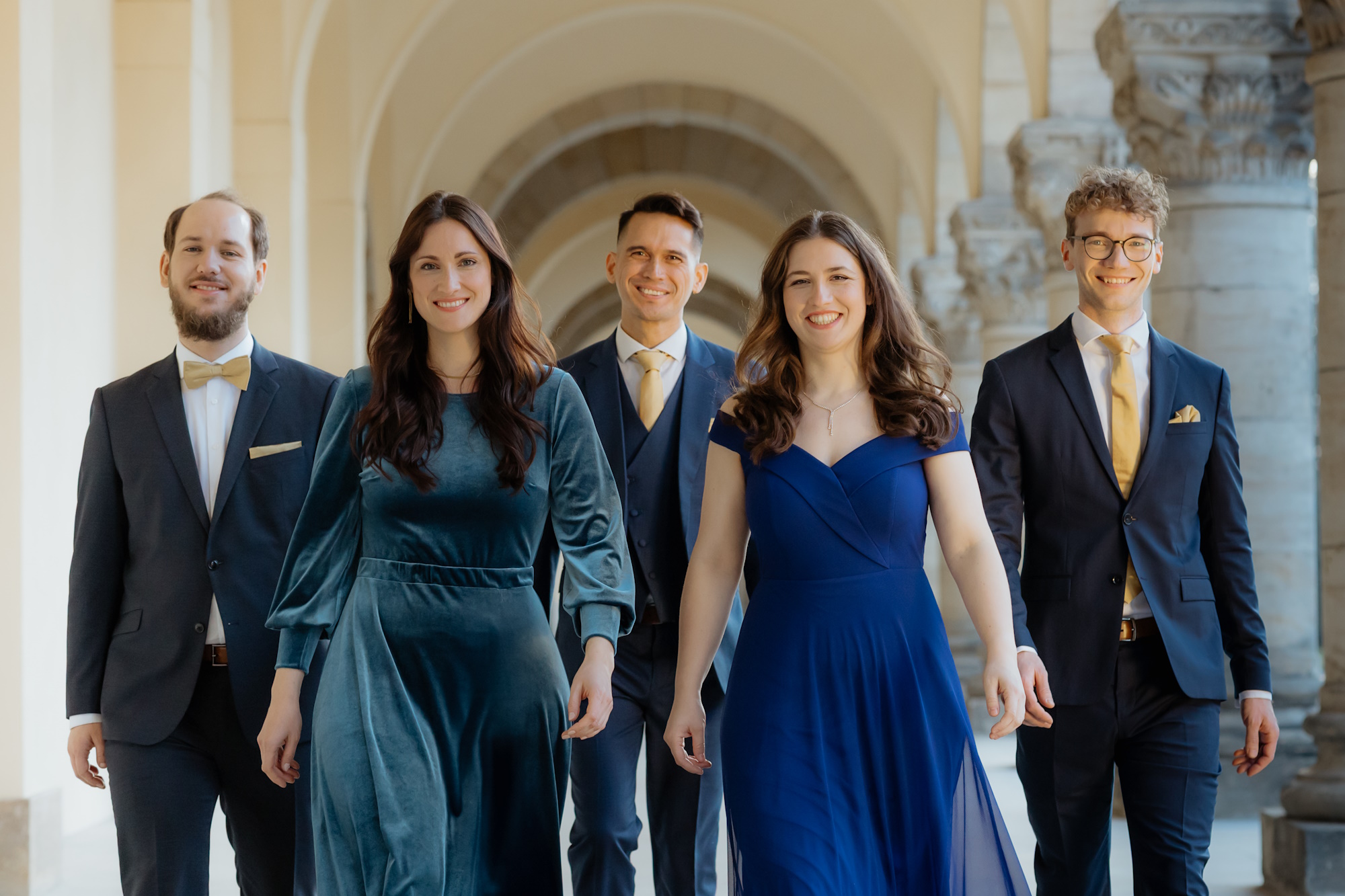 Calmus Ensemble/fot. mat. organizatora Uśmiechnięci ludzie w eleganckich strojach