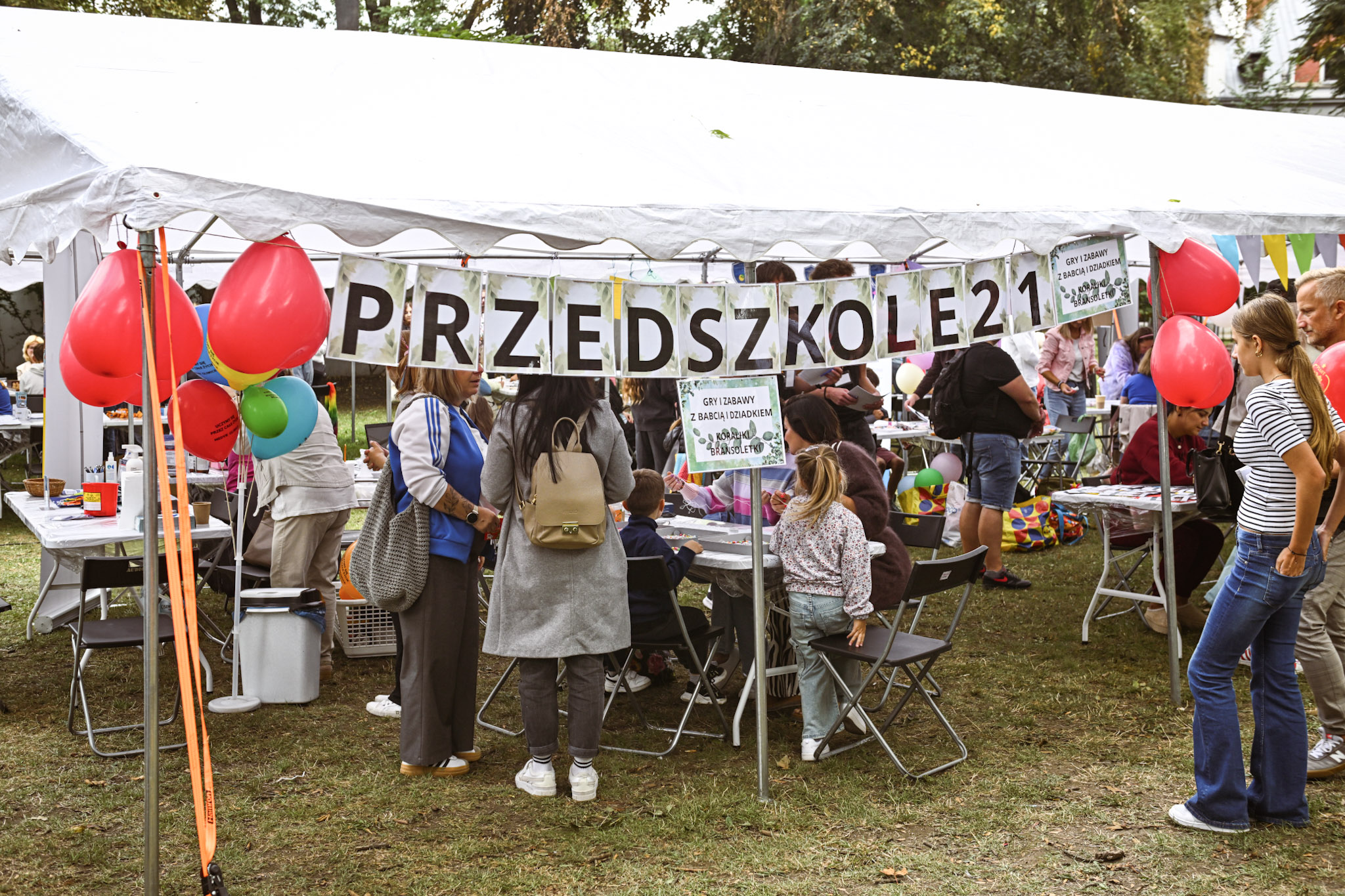 Fot. M.Buksa/UM Gliwice ludzie pod namiotami z atrakcjami