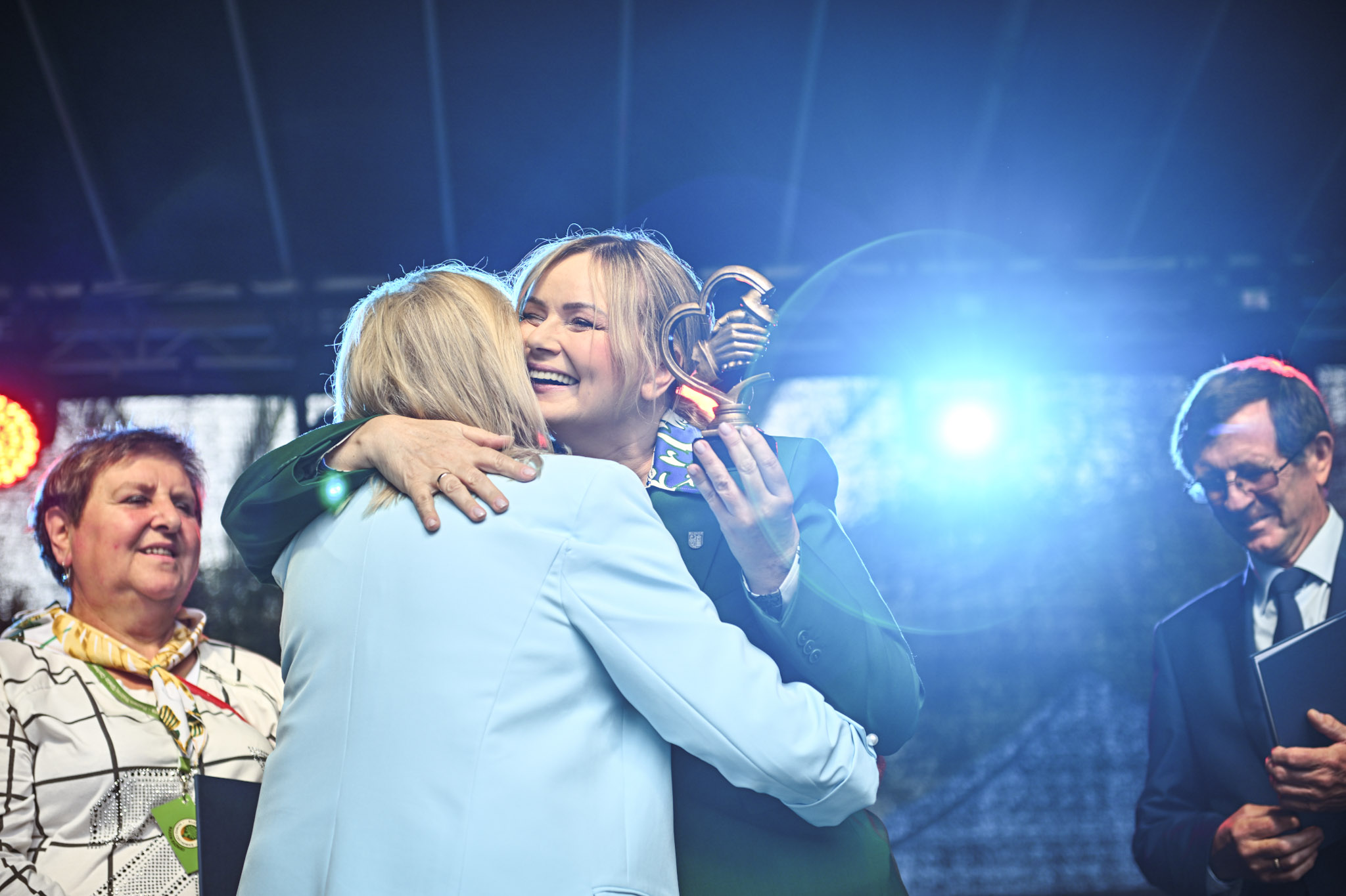 Laureatką konkursu "Przyjaciel Gliwickich Seniorów" została Jolanta Rypińska. Fot. M.Buksa/UM Gliwice prezydent Gliwic na scenie z laureatką konkursu