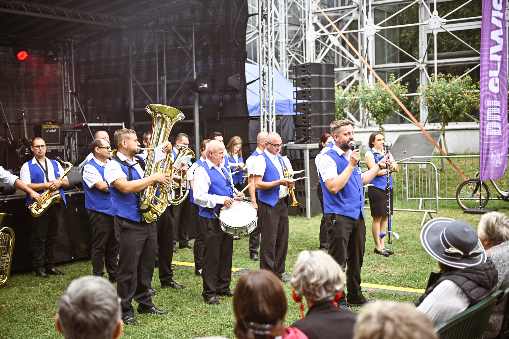 Fot. M.Buksa/UM Gliwice orkiestra gra na instrumentach. Mają biało-niebiesko-czarne stroje