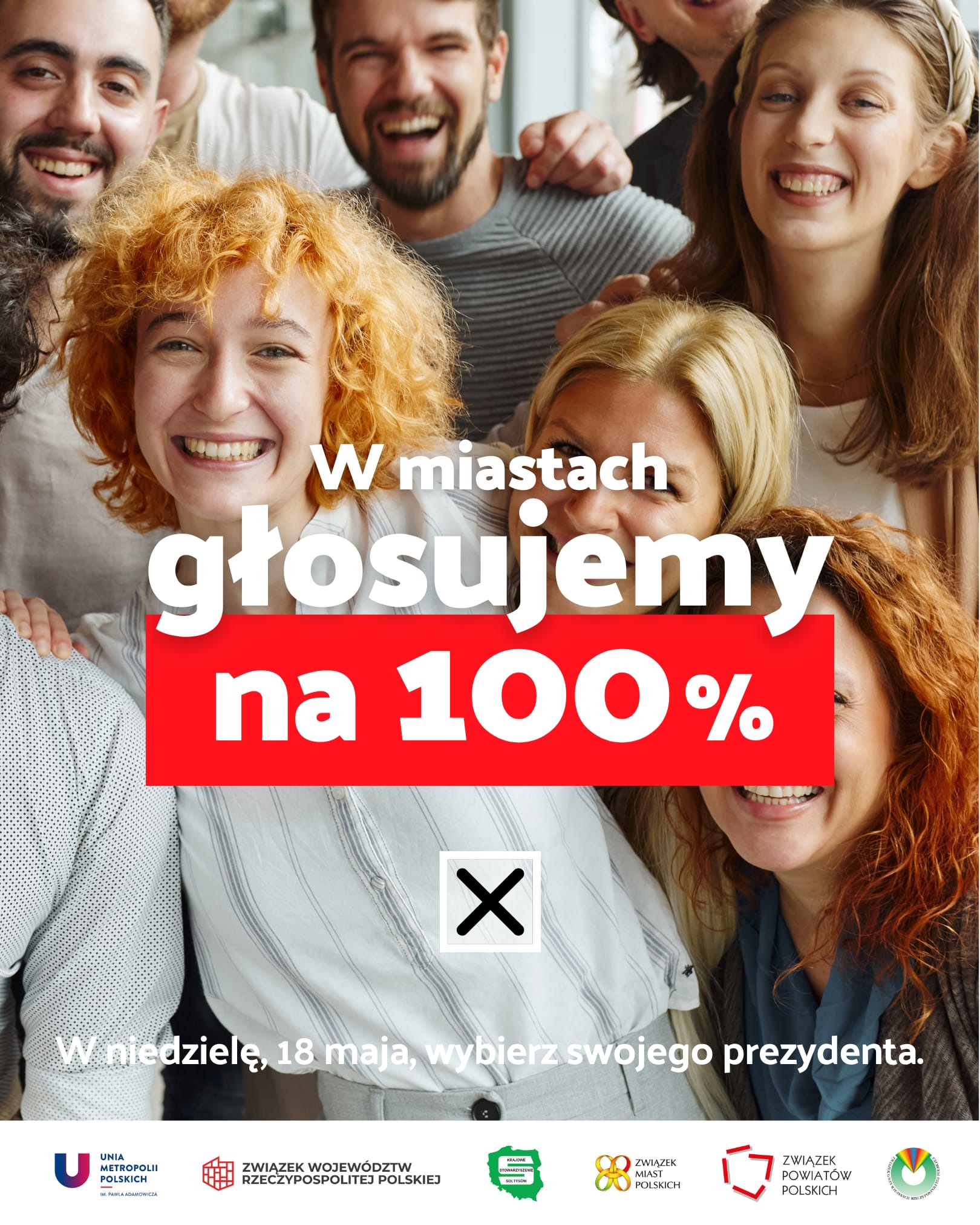 Zdjęcie grupowe ludzi z napisem w miastach głosujemy na 100 procent