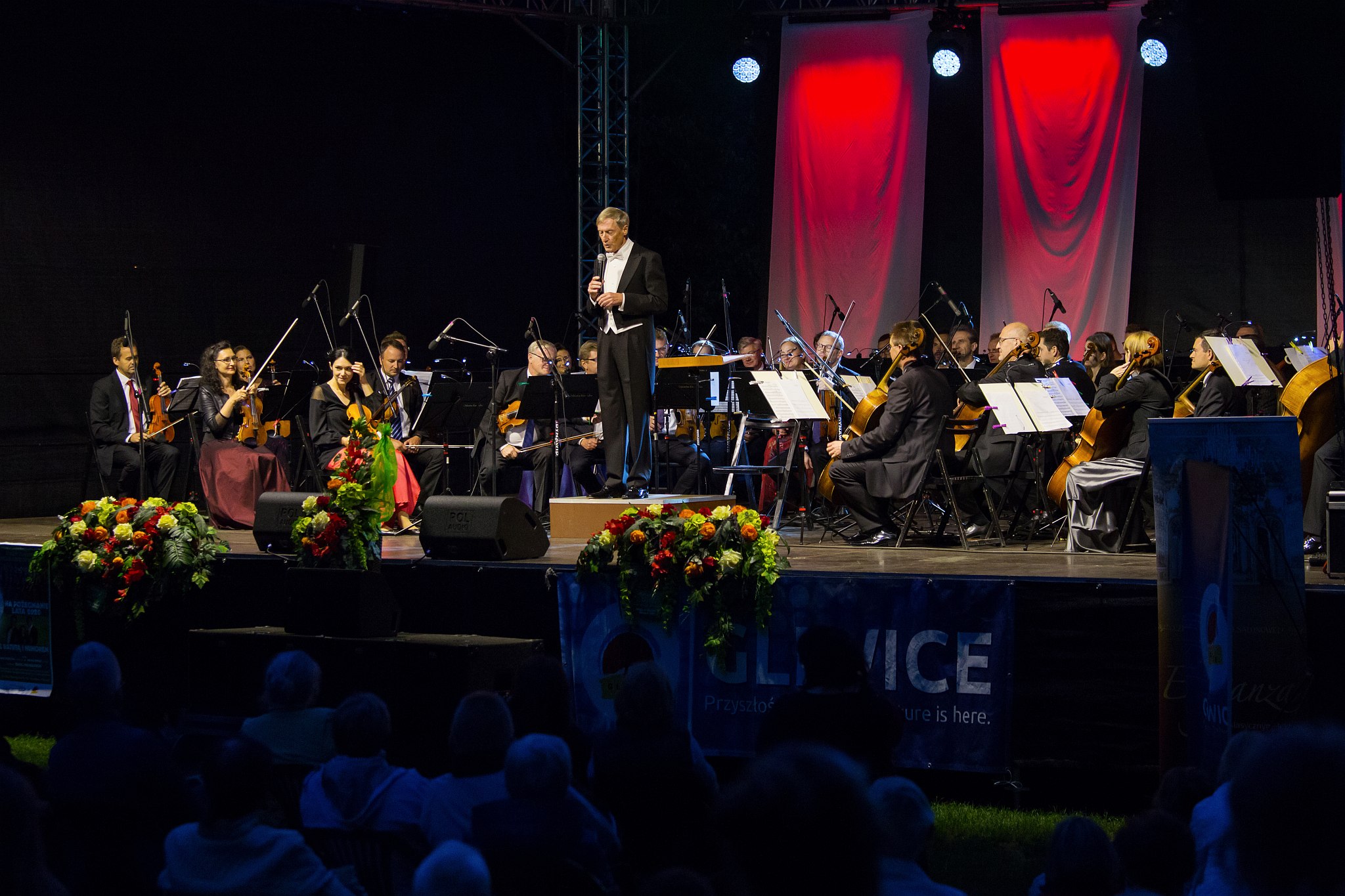maestro i muzycy na scenie