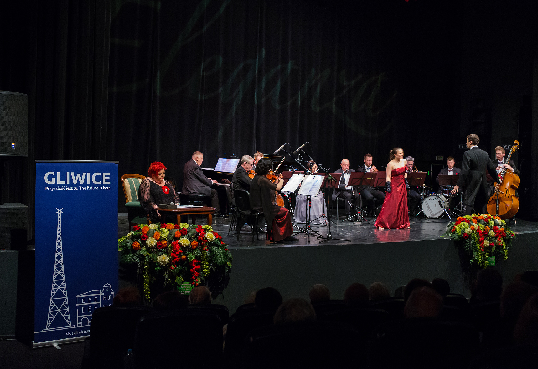 muzycy podczas koncertu, tancerze przed zespołem instrumentalnym