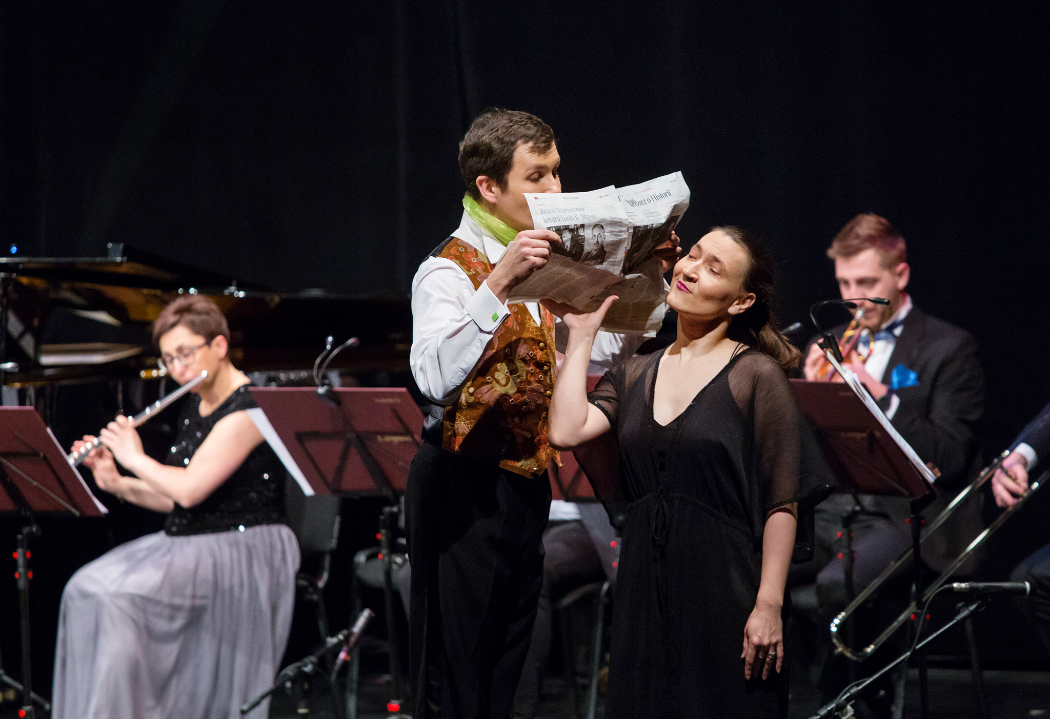 koncert, na pierwszym planie tancerze
