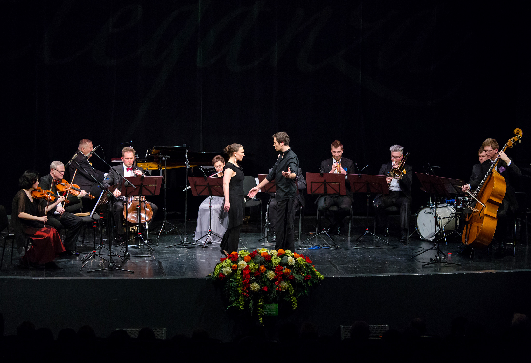 szeroki kadr – zespół muzyków i tancerze
