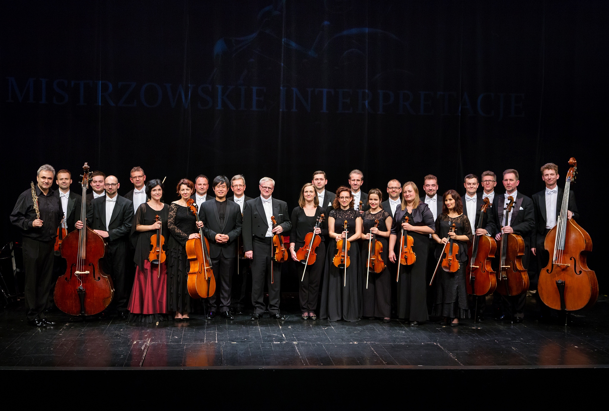 muzycy na scenie po koncercie, do ukłonu