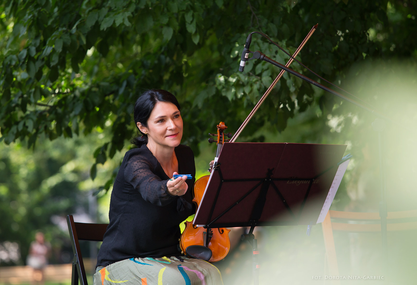 artystka w czarnym stroju z instrumentem