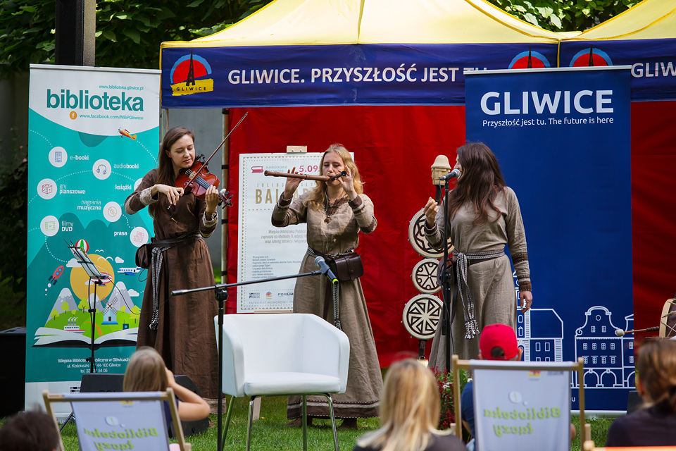 występ zespołu Dziwoludy w strojach z epoki
