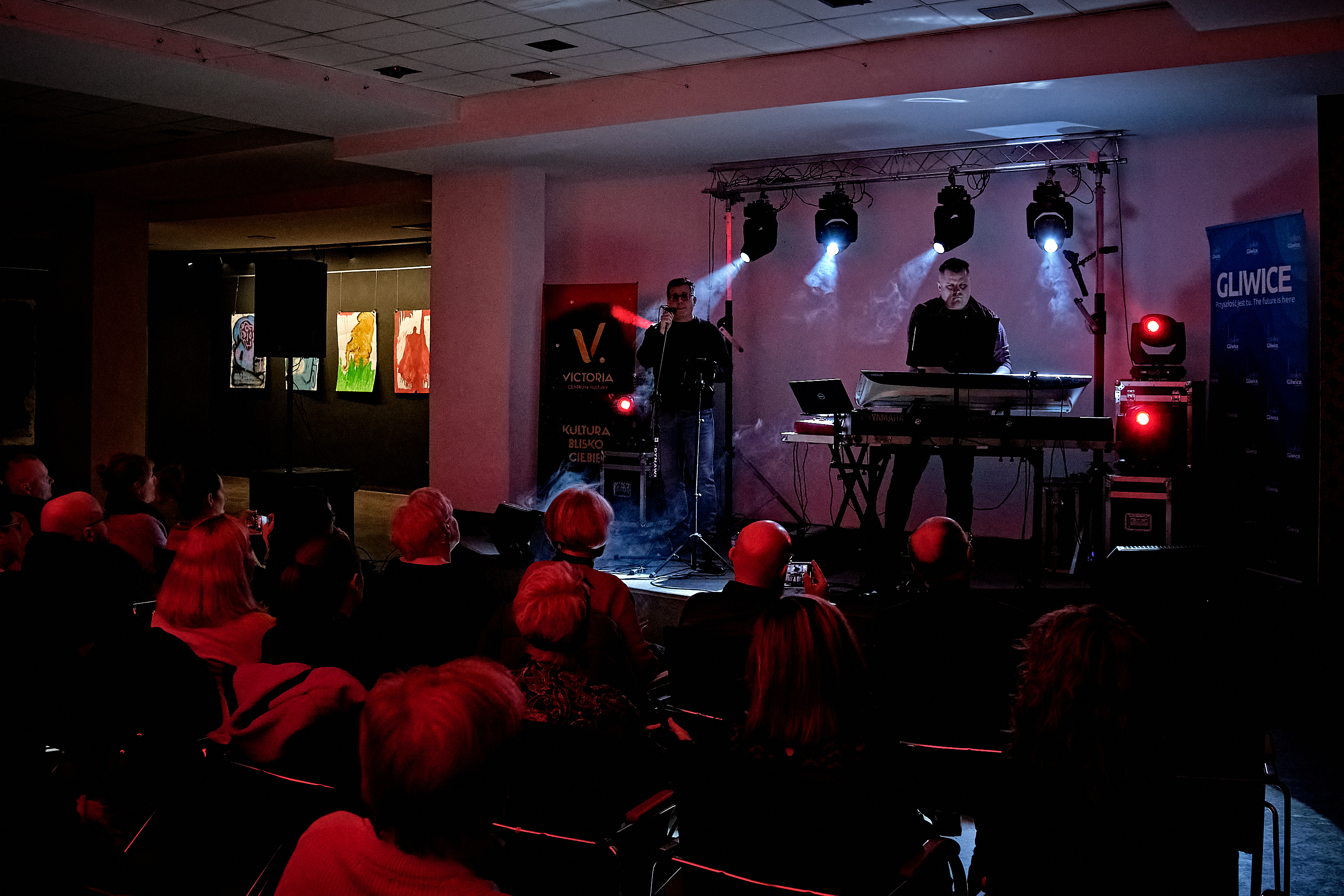 koncert i publiczność w Stacji Artystycznej Rynek