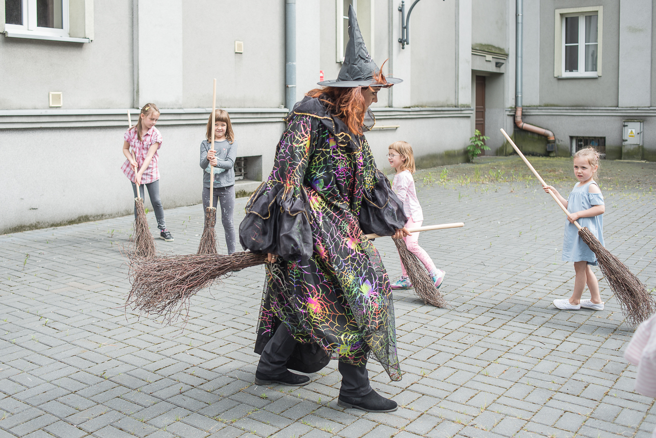 dzieci w teatrze