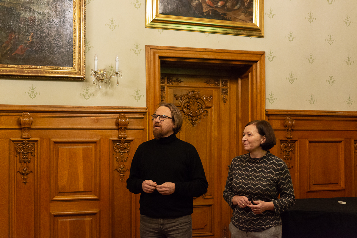 dyrektor muzeum i kurator wystawy