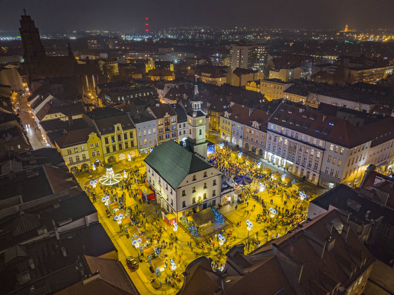 widok na oświetloną płytę Rynku z drona