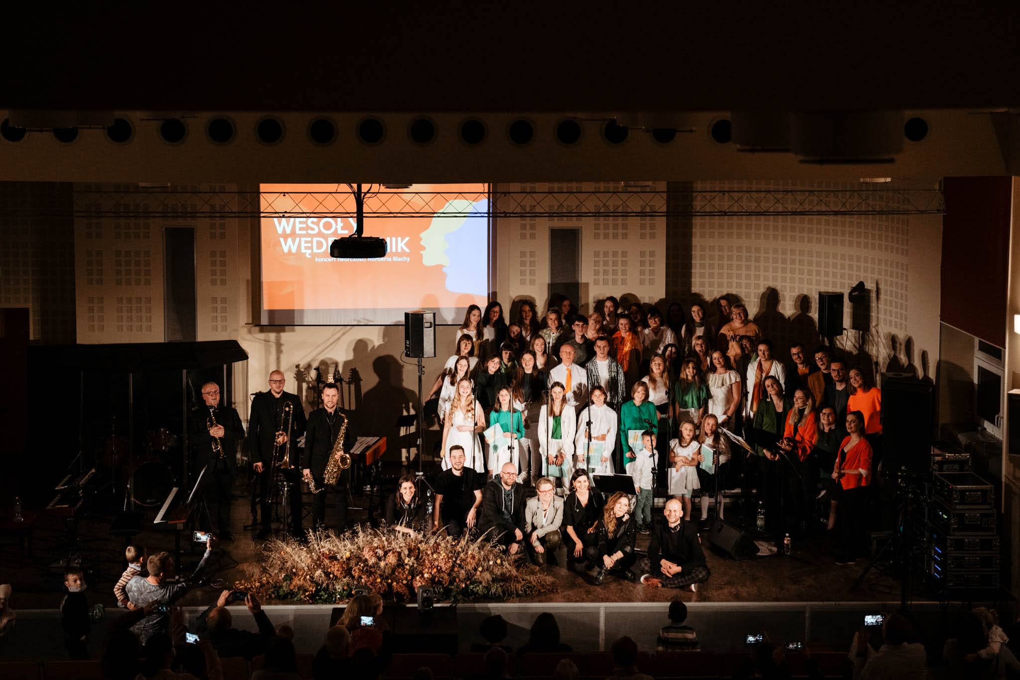 duża grupa na scenie