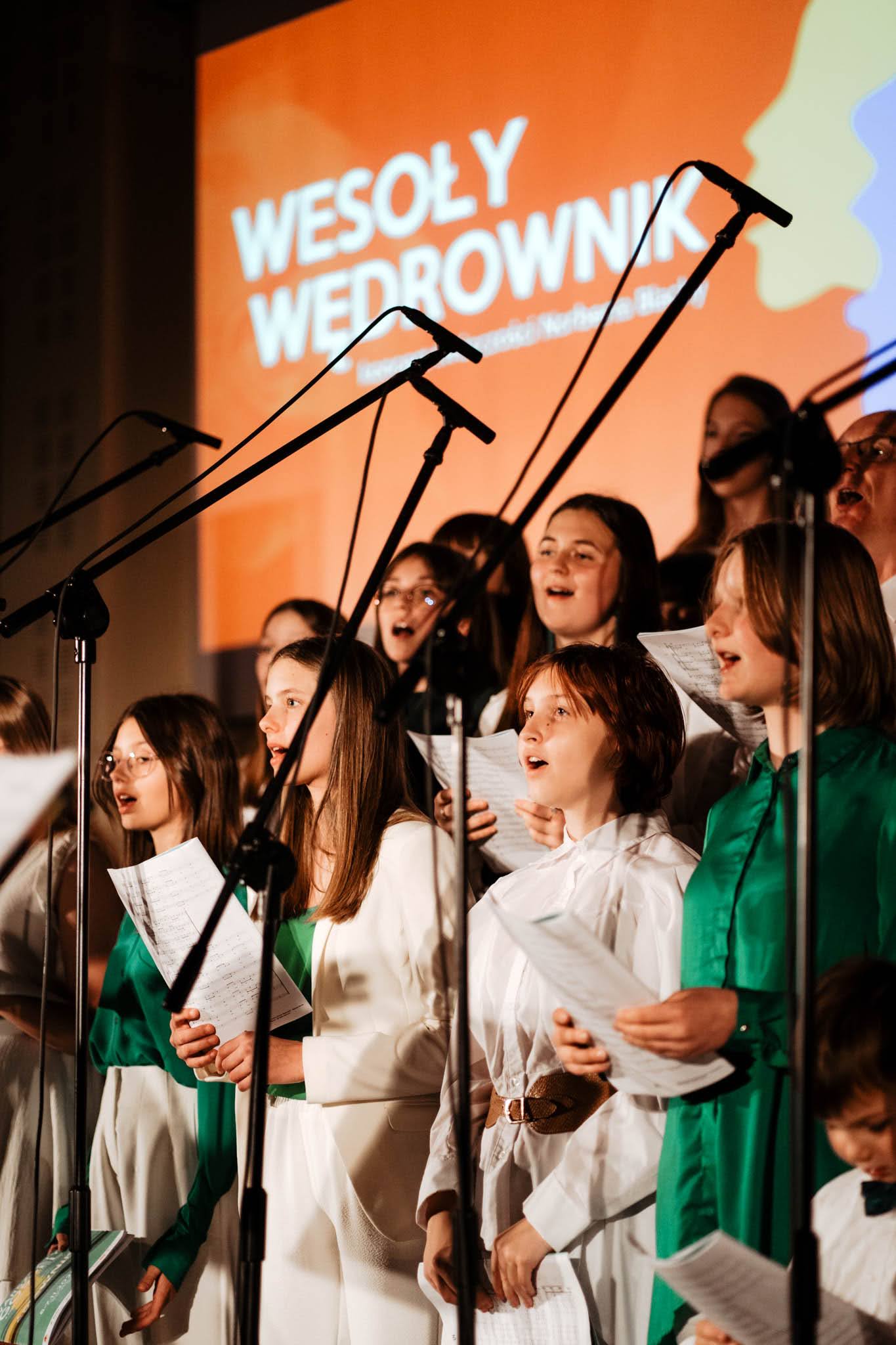 młodzi wokaliści ubrani na biało i zielono