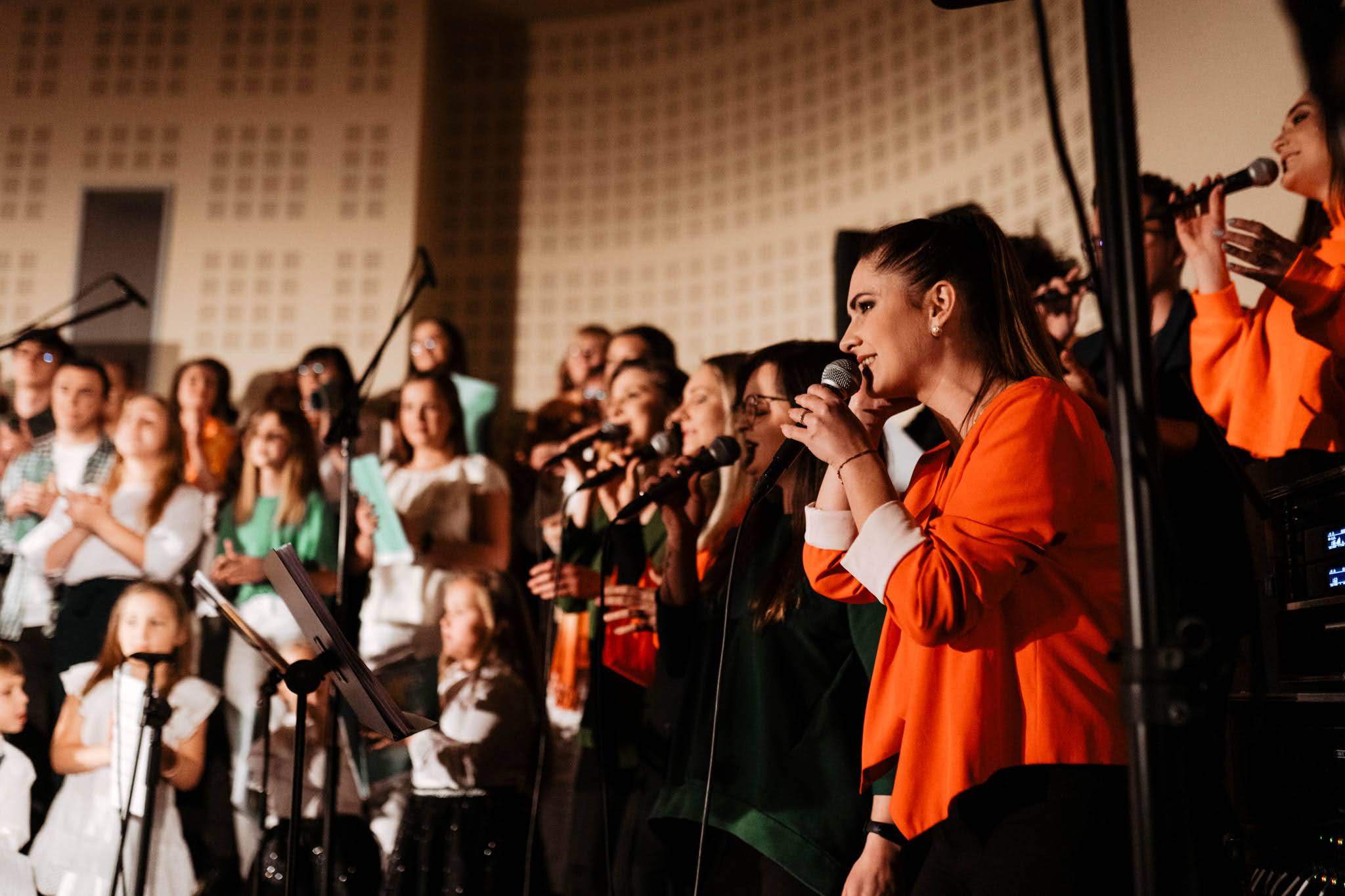 grupa w trakcie występu