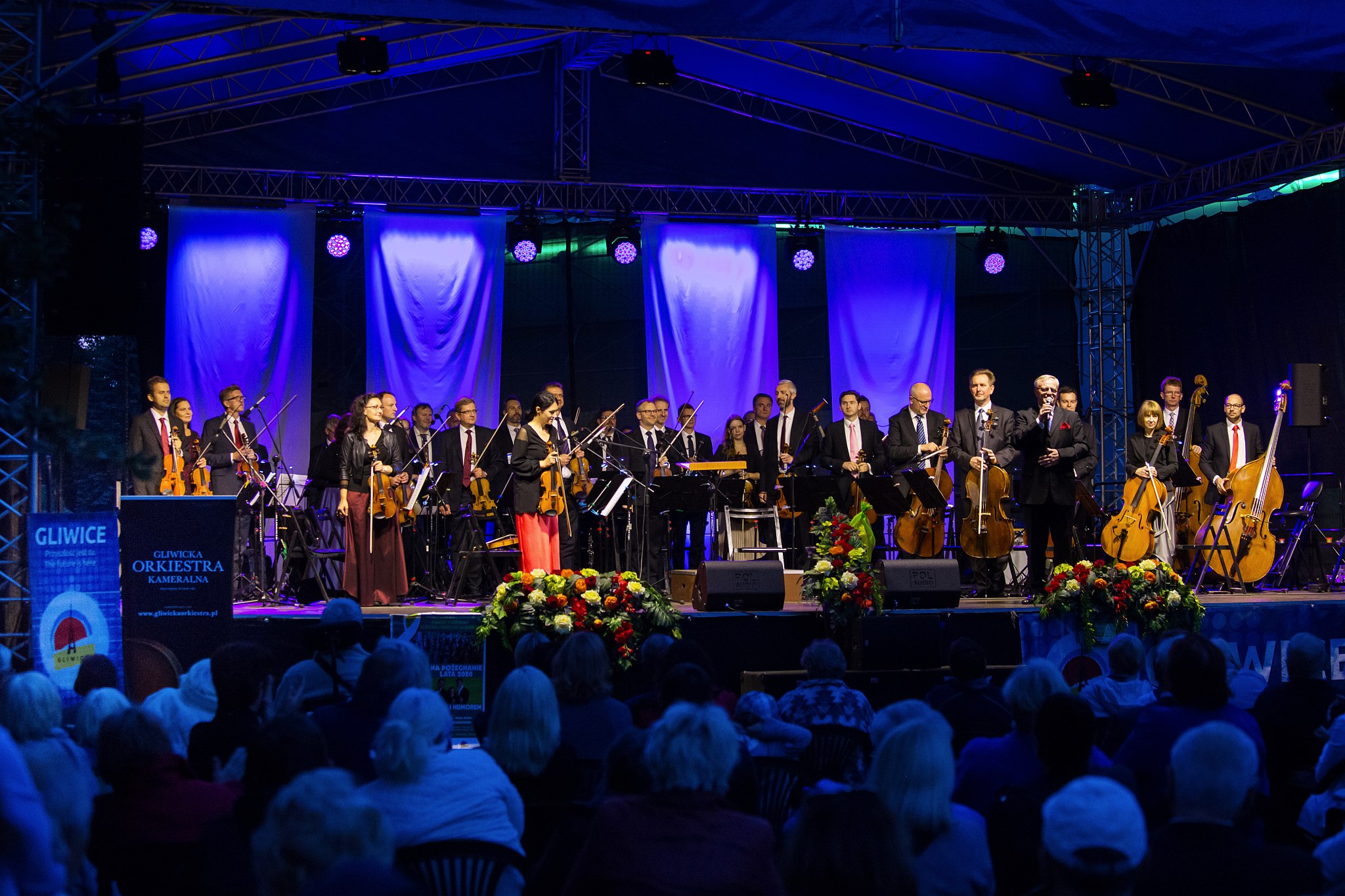 orkiestra w komplecie na scenie