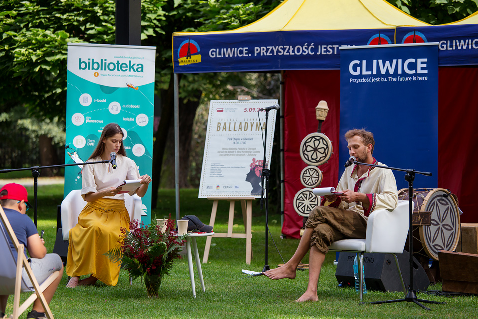 dwoje aktorów czytających książkę