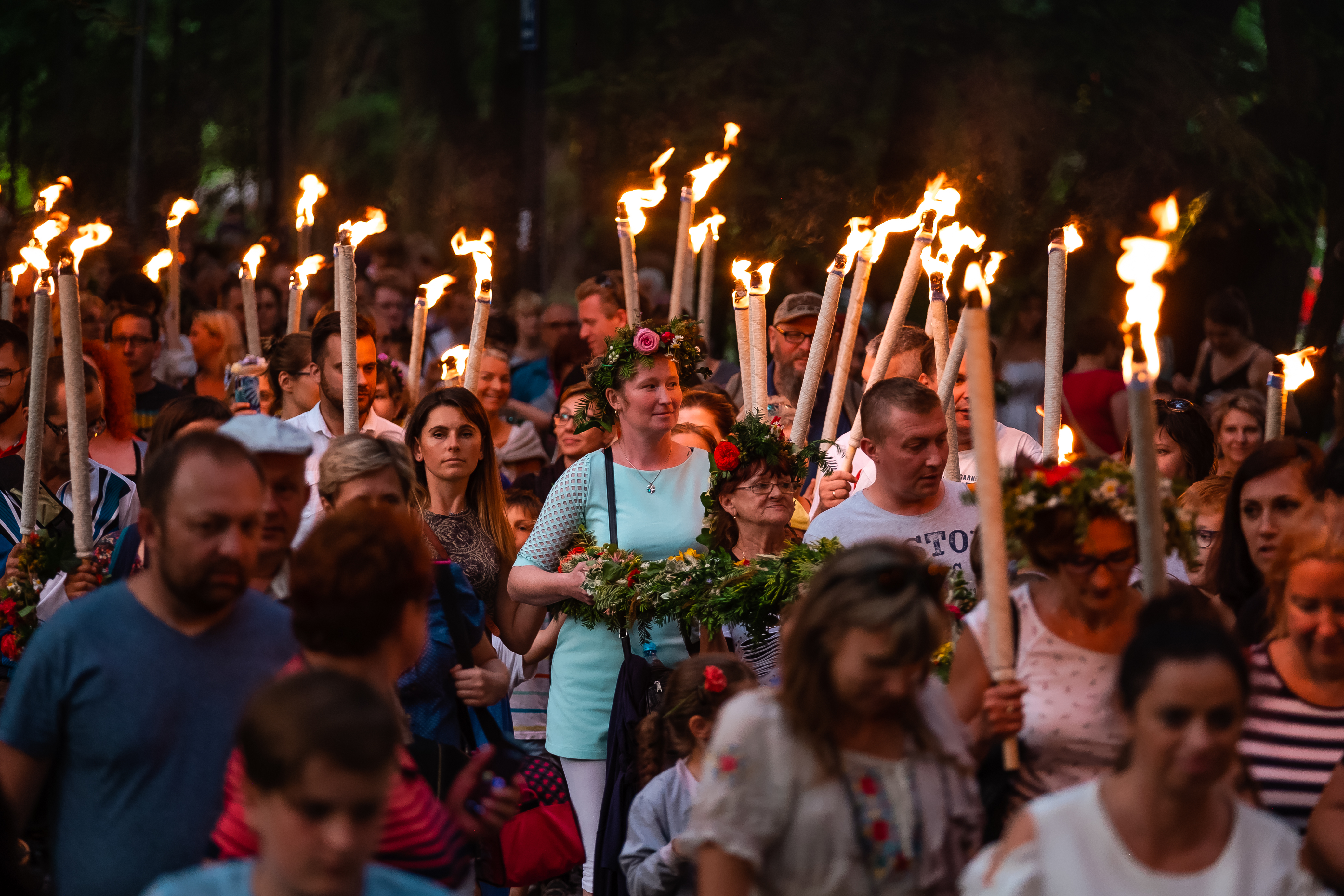 ludzie z płonącymi pochodniami