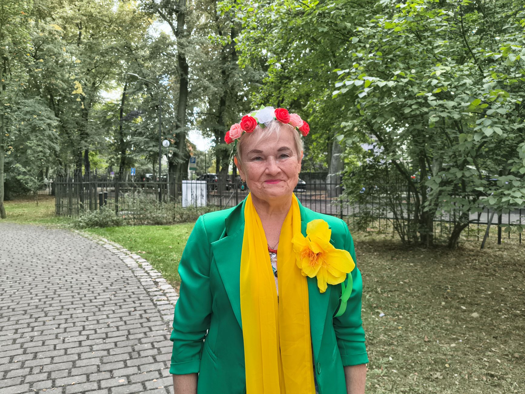 kobieta w różowym wianku