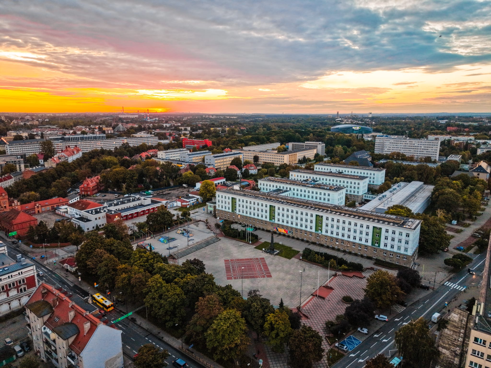plac, drzewa, budynki