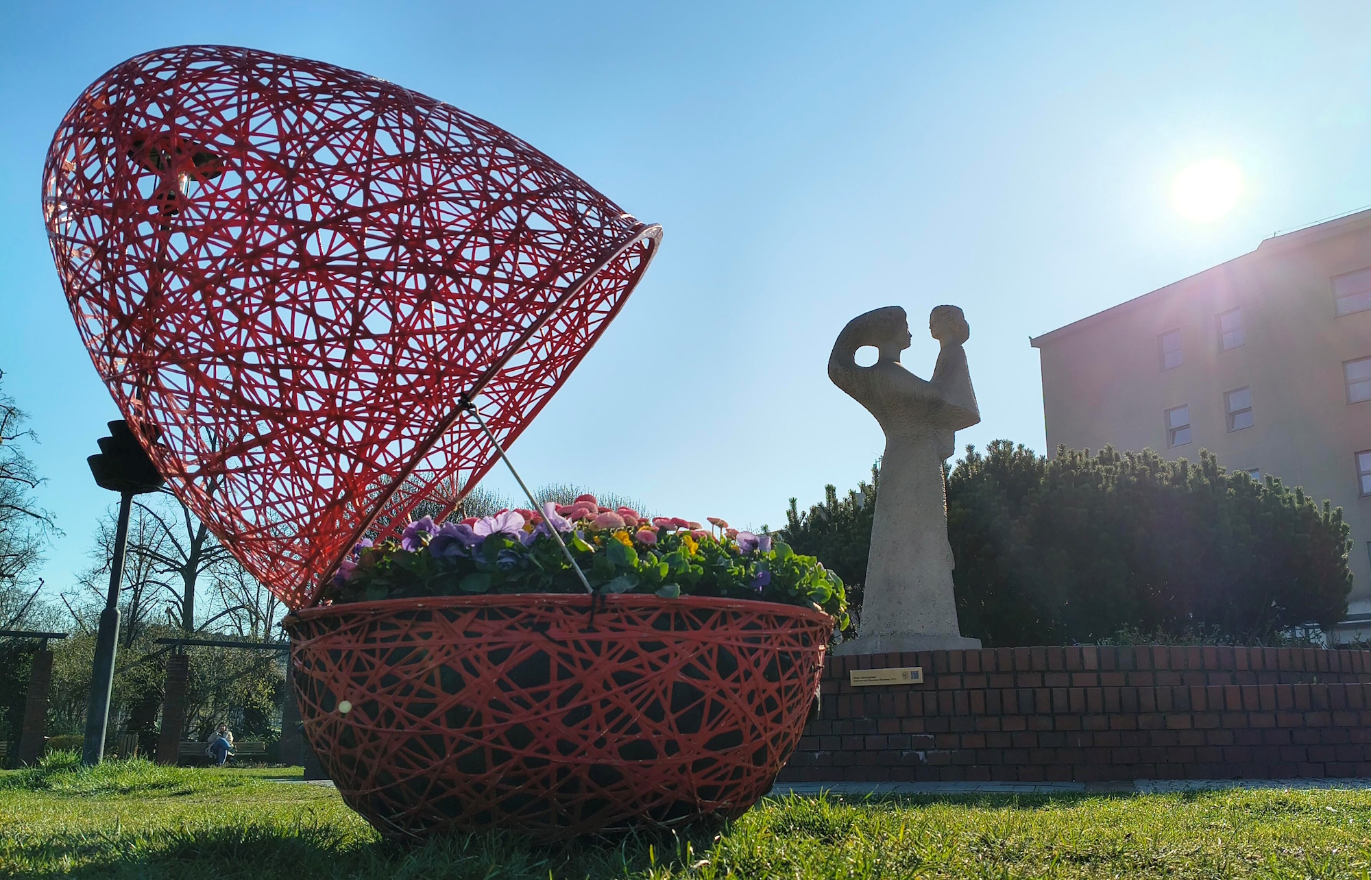 czerwony kwietnik w kształcie pisanki