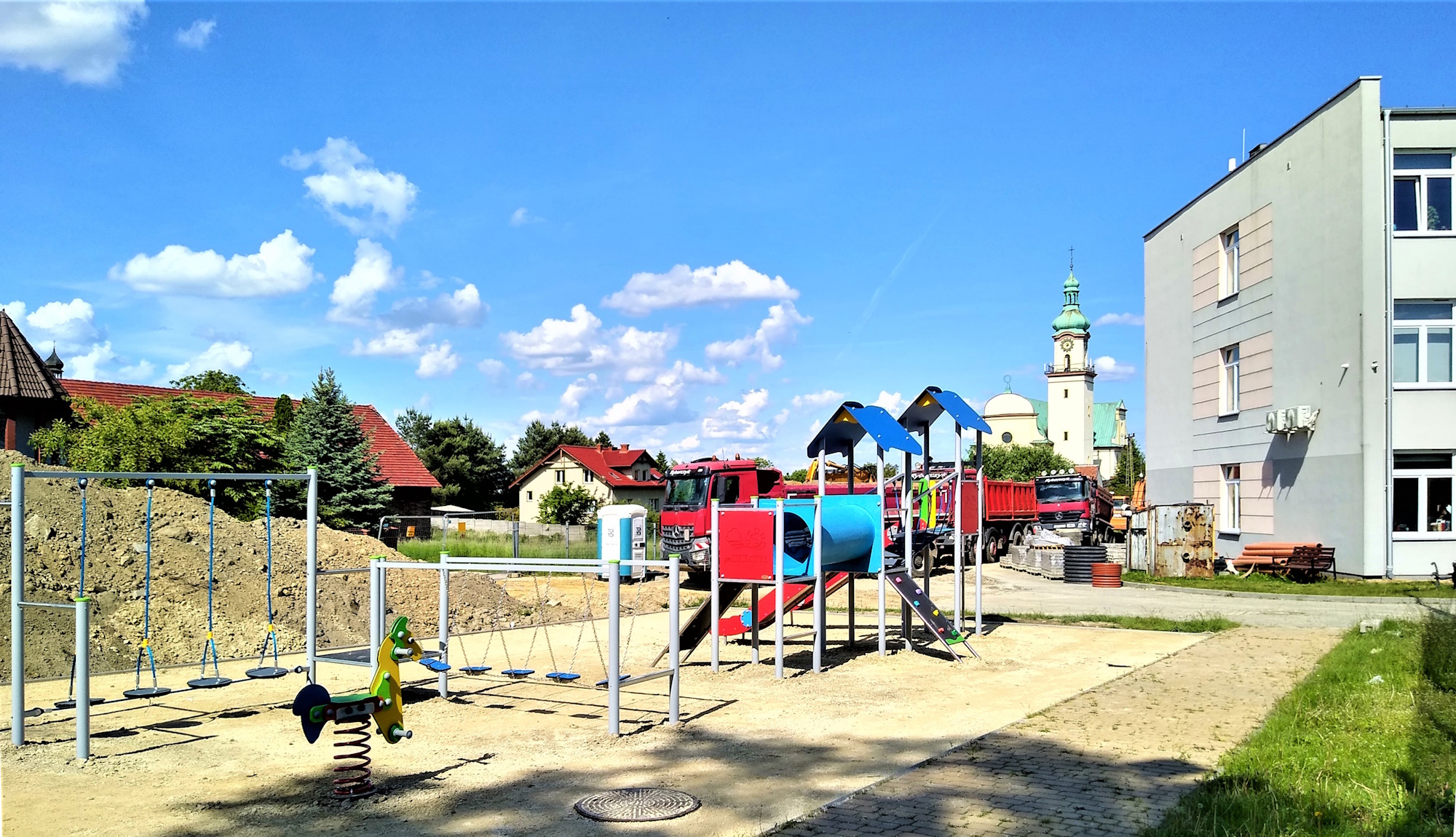 plac zabaw przy szkole w Ostropie
