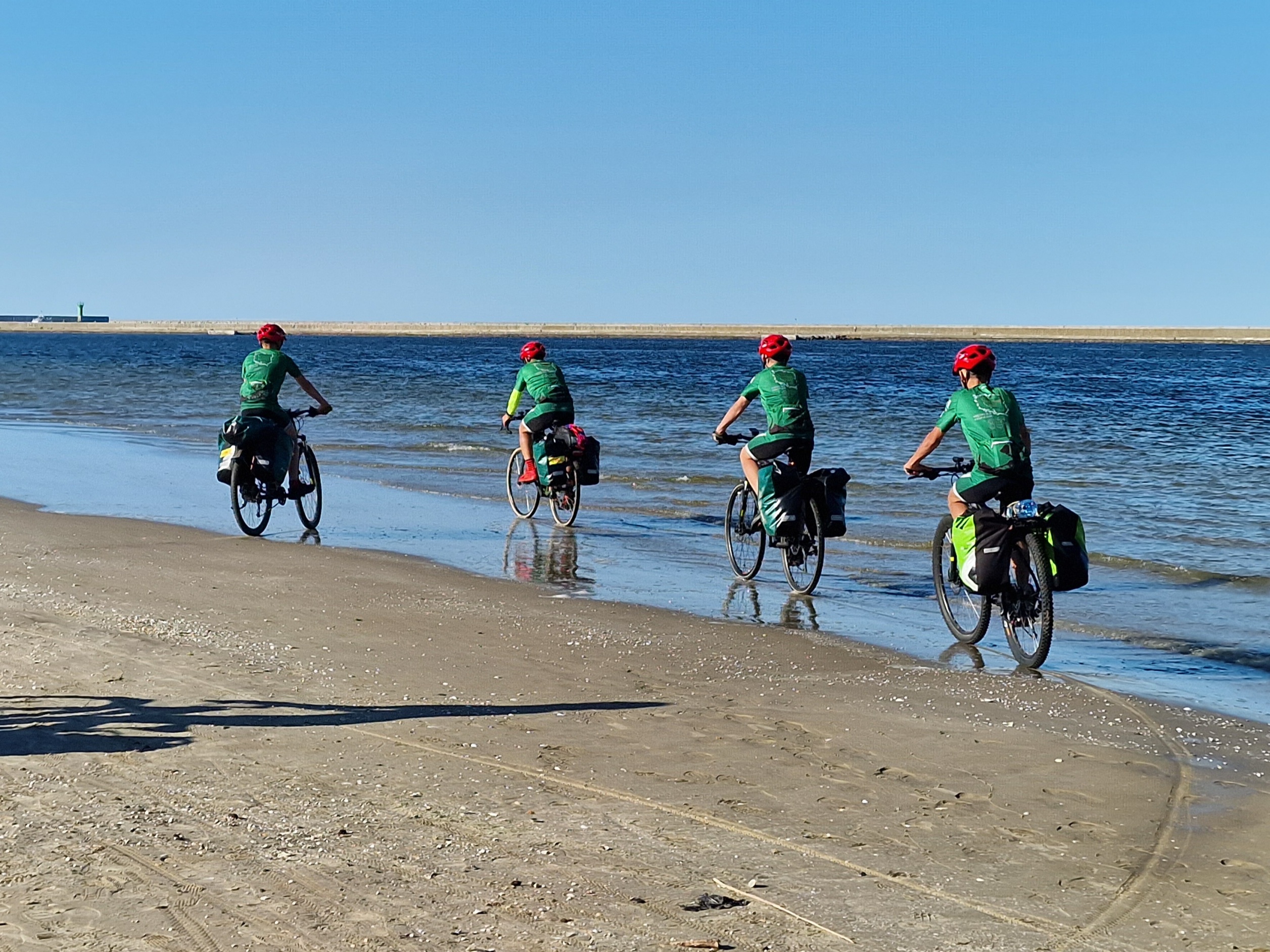 Rowerzyści jadący wybrzeżem