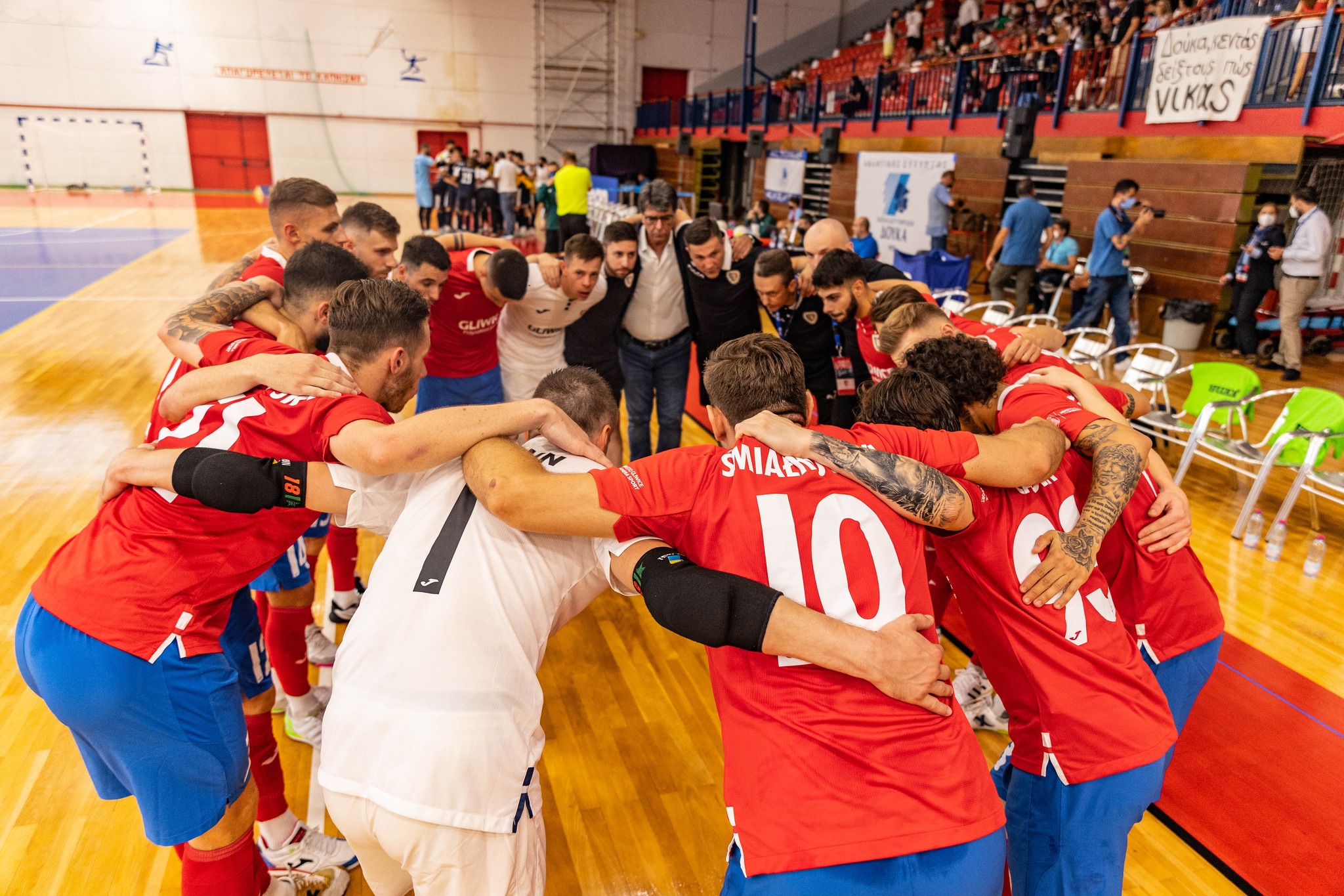 zdjęcie przedstawiające zawodników futsalu w trakcie meczu