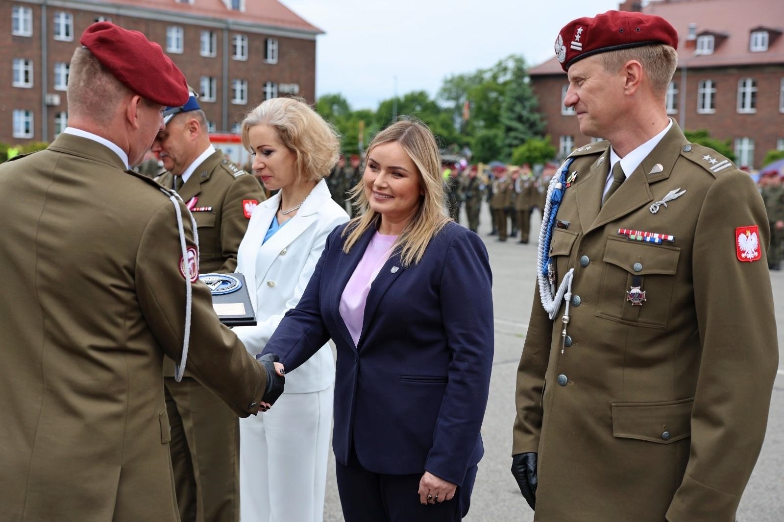 Fot. D.Nita-Garbiec/UM Gliwice prezydent Gliwic i żołnierze odbierają gratulacje