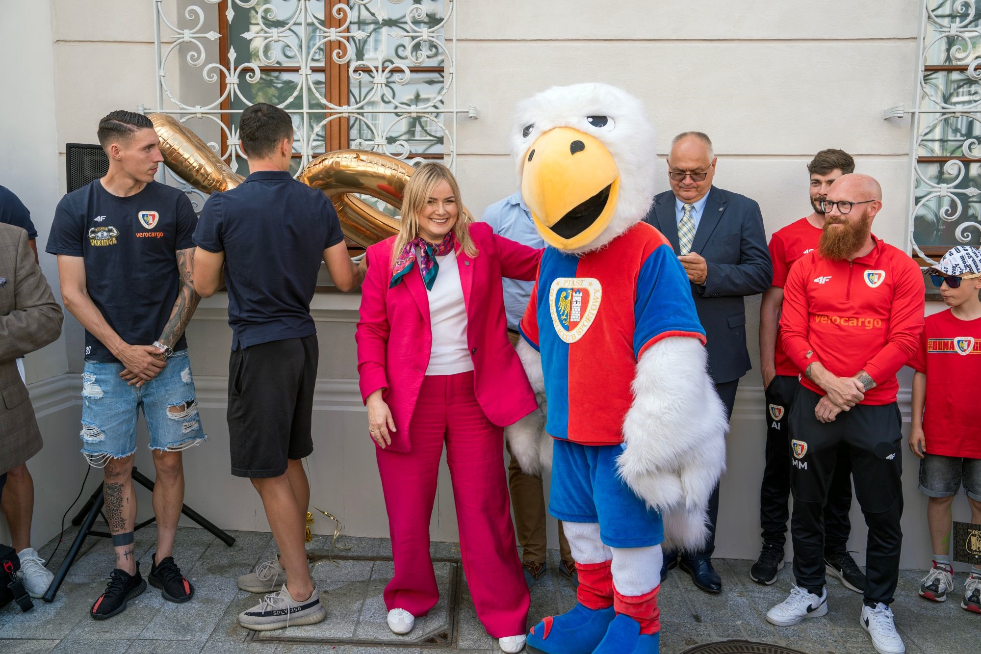 prezydent Gliwic z przedstawicielami Piasta i maskotką orłem Piasta
