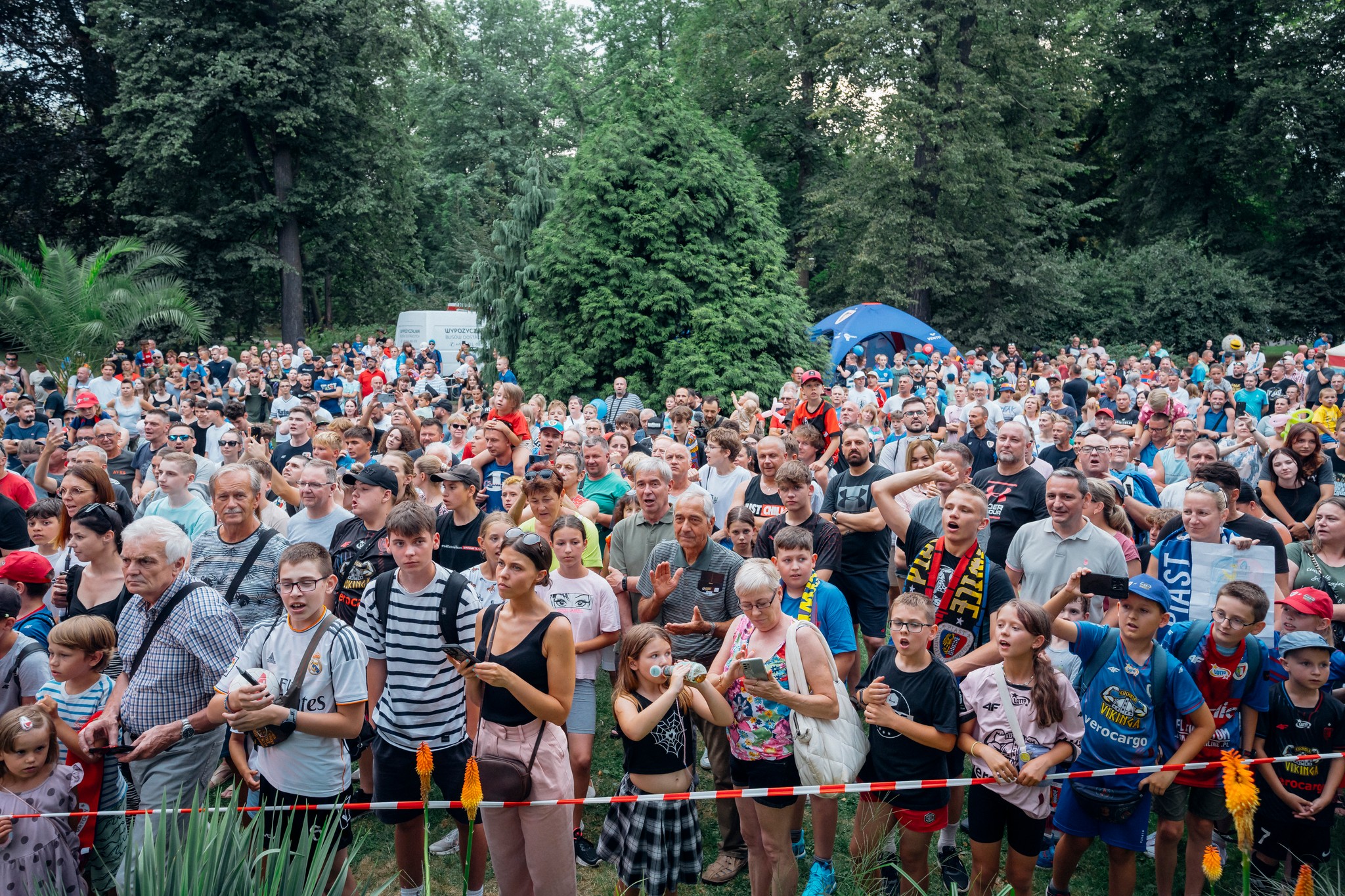 Tłumy kibiców przed Palmiarnią