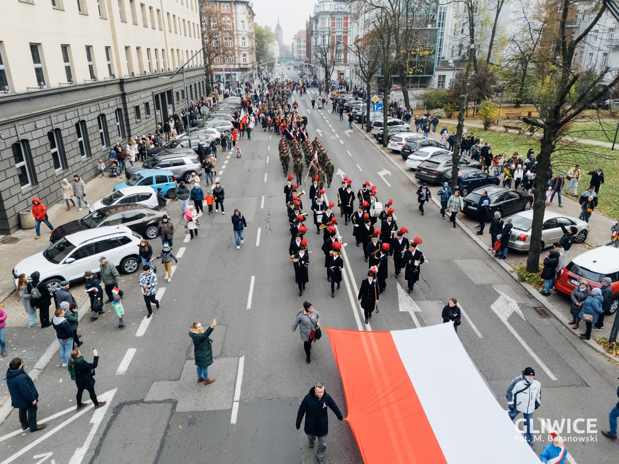ulica, flaga, kobiety i mężczyźni