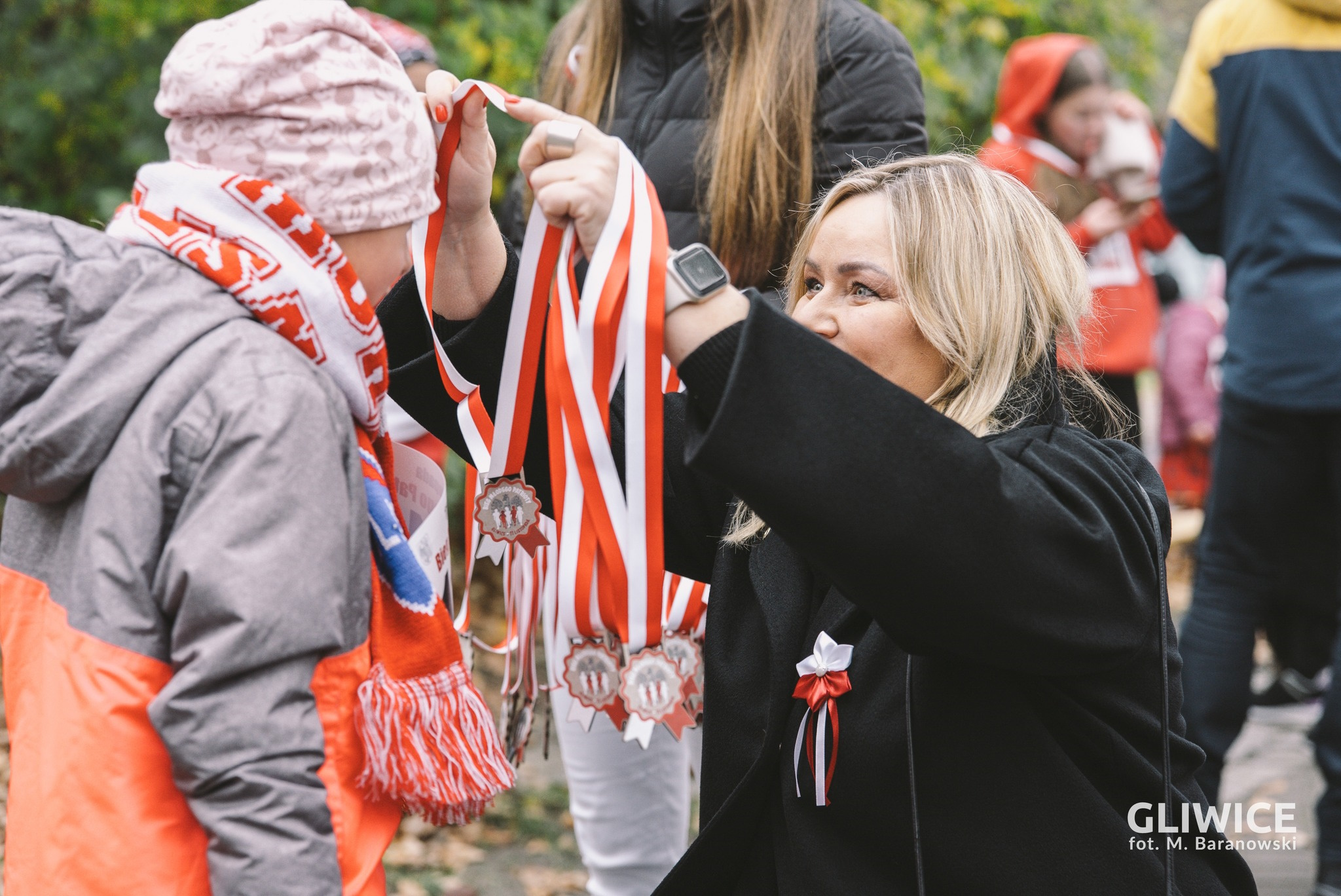 Prezydent Gliwic wręcza dzieciom medale